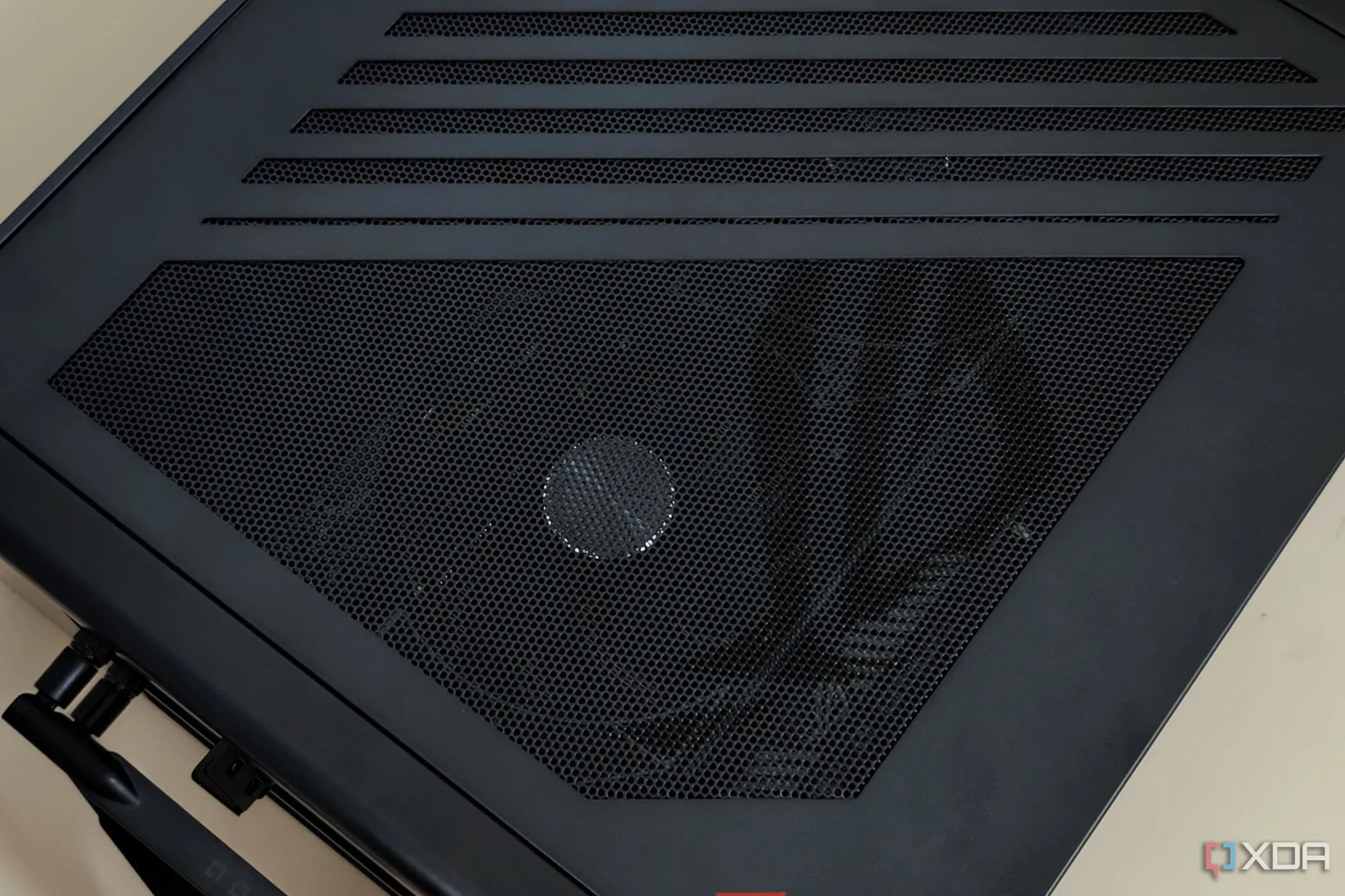 Chi tiết mặt bên của mẫu PC SFF ASUS ROG G22CH, minh họa khả năng tối ưu không gian