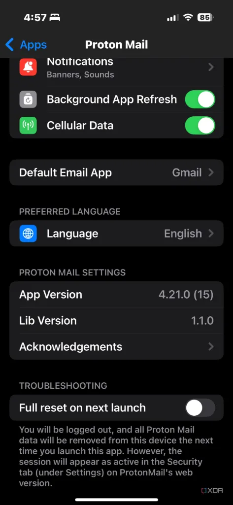 Chọn Proton Mail làm ứng dụng email mặc định trong cài đặt của iPhone, minh họa khả năng đa nền tảng