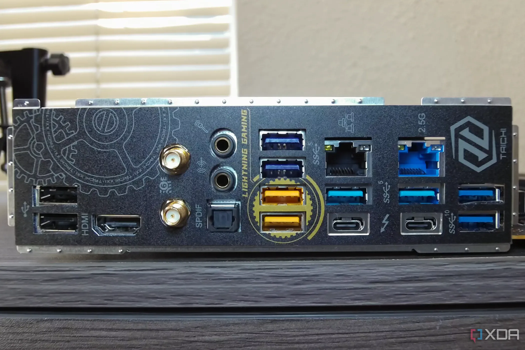 Cổng I/O của bo mạch chủ Z790 Taichi Lite, minh họa cho chất lượng âm thanh onboard