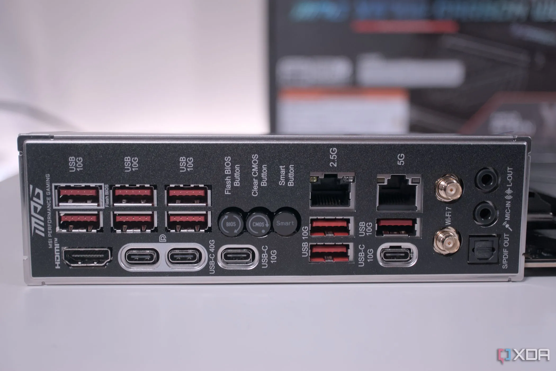 Cổng I/O phía sau của bo mạch chủ MSI MPG X870E Carbon WiFi minh họa vị trí nút BIOS Flashback