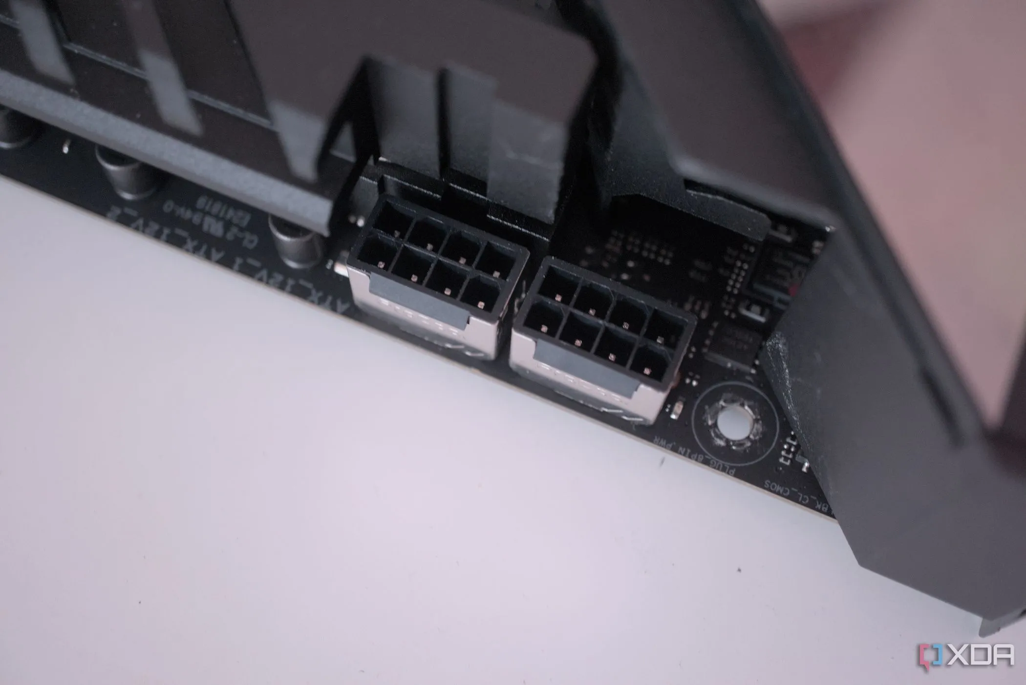 Cổng nguồn CPU EPS trên mainboard ASUS ROG Crosshair X670E Hero