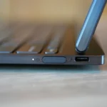 Cổng USB-C và cảm biến vân tay trên Lenovo ThinkBook Plus Gen 4, minh họa khả năng sạc linh hoạt