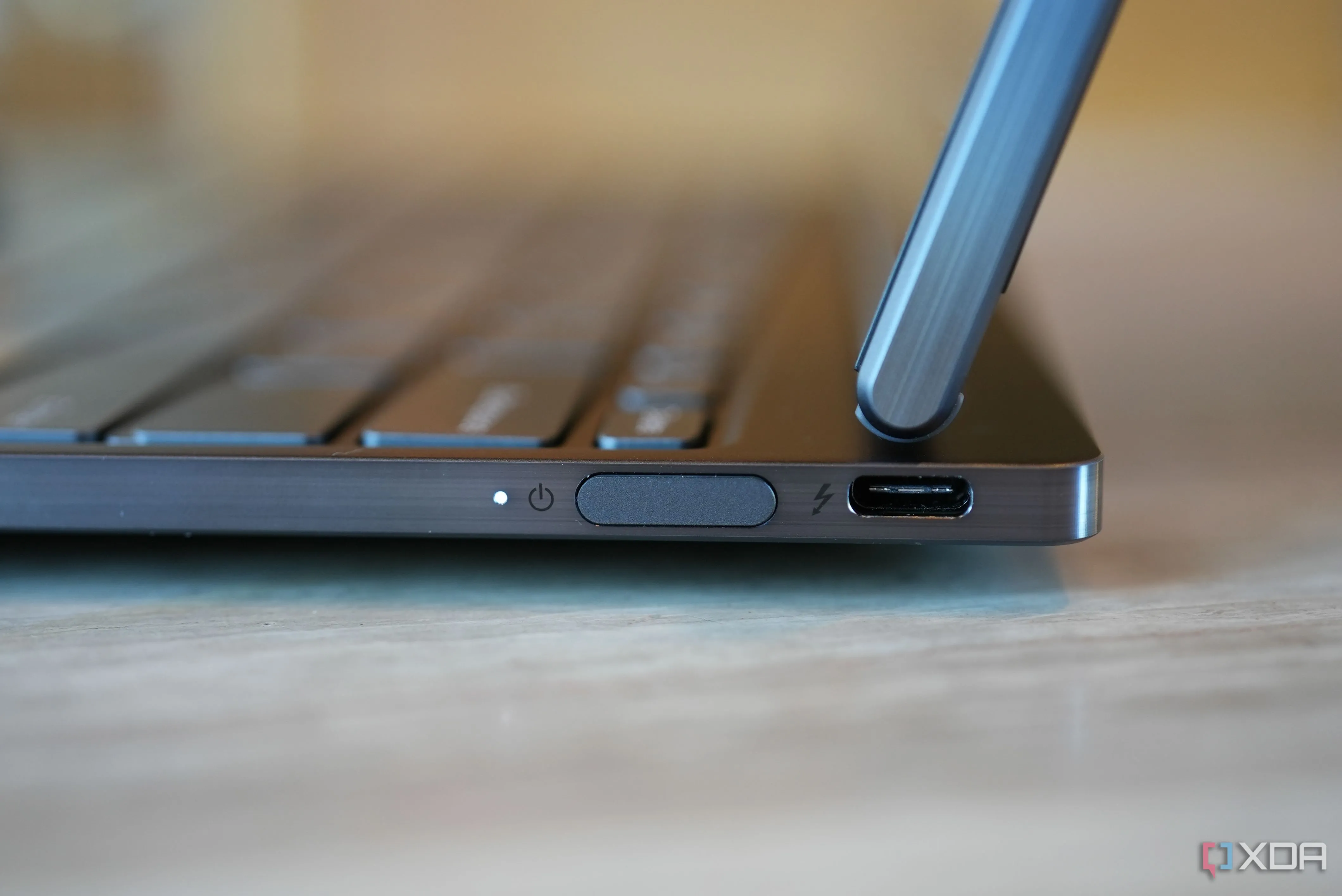 Cổng USB-C và cảm biến vân tay trên Lenovo ThinkBook Plus Gen 4, minh họa khả năng sạc linh hoạt