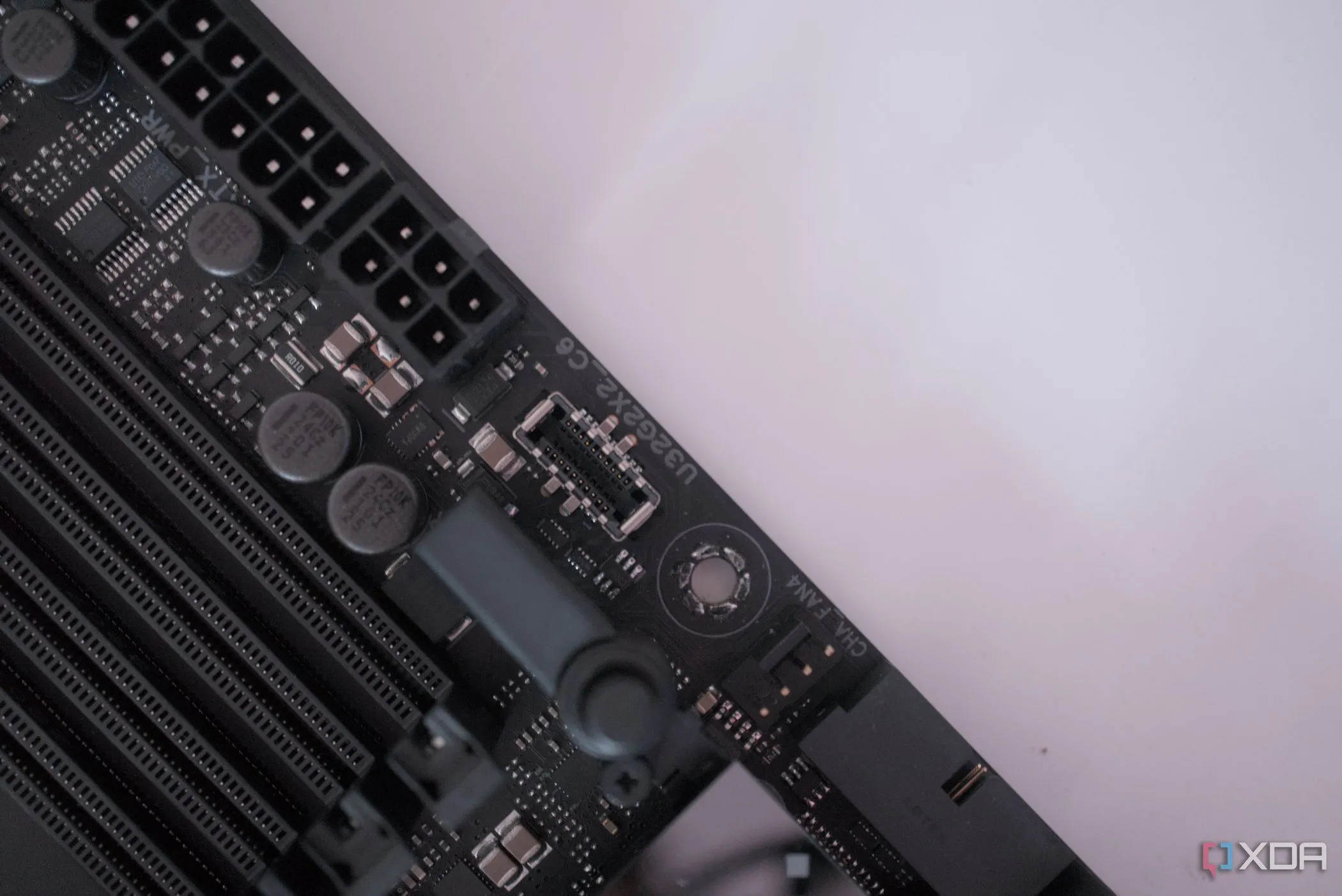 Cổng USB Type-C nội bộ trên bo mạch chủ ASUS ROG Crosshair X670E Hero, minh họa cho khả năng mở rộng kết nối qua hub USB.
