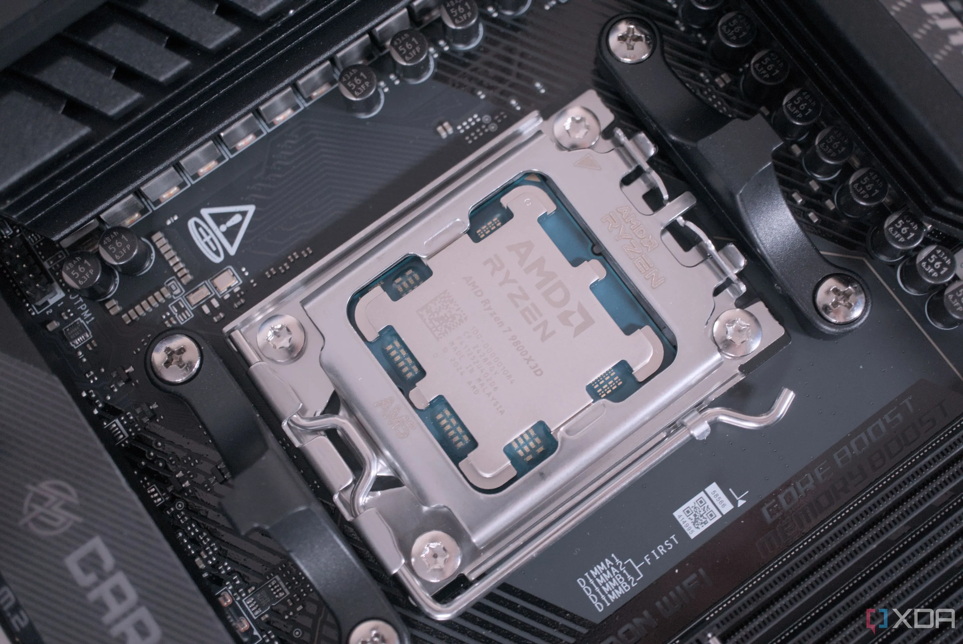 CPU AMD Ryzen 7 9800X3D trên bo mạch chủ, minh họa hiệu suất gaming vượt trội