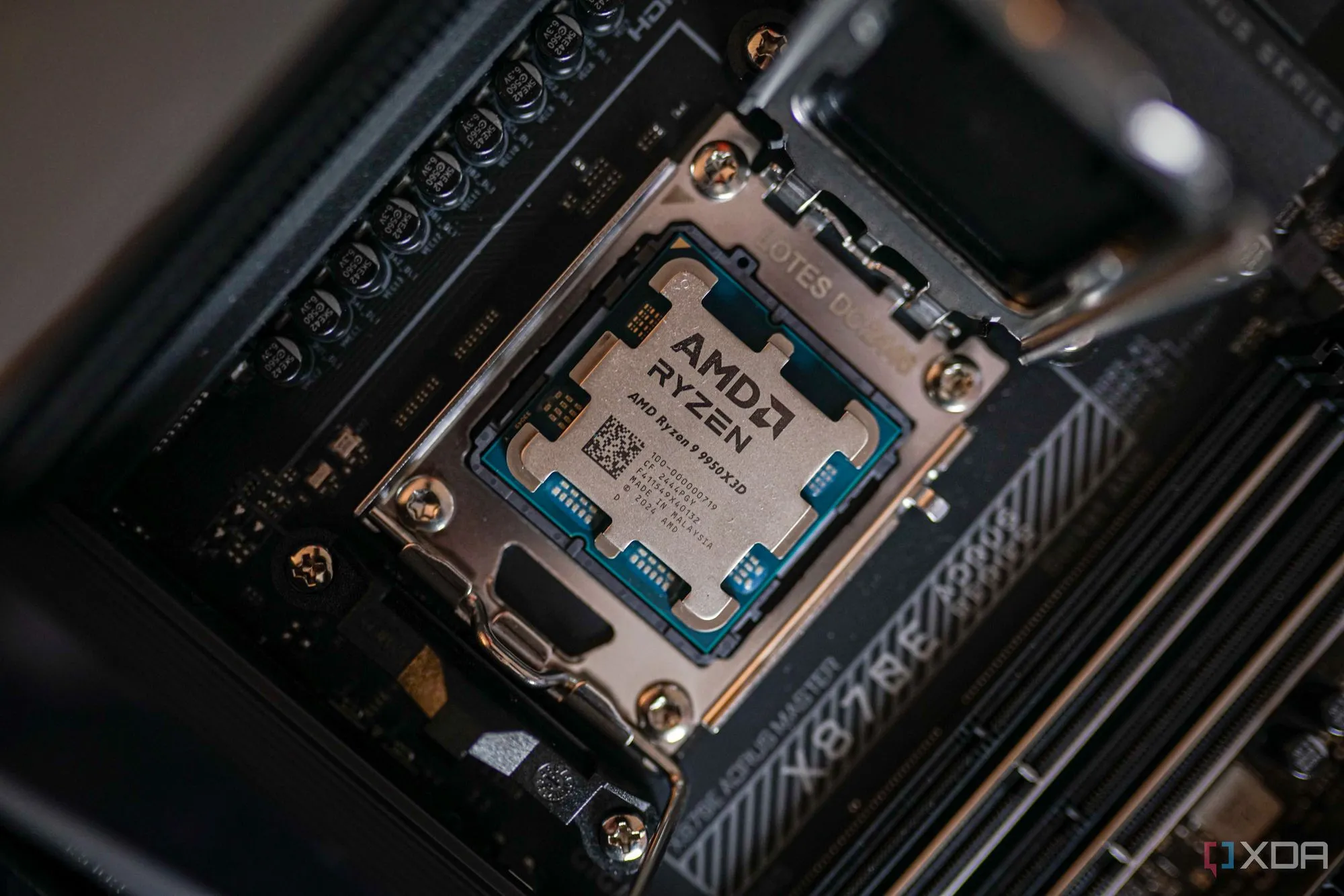 CPU AMD Ryzen 9 9950X3D được lắp đặt trên bo mạch chủ, minh họa sức mạnh nền tảng AMD