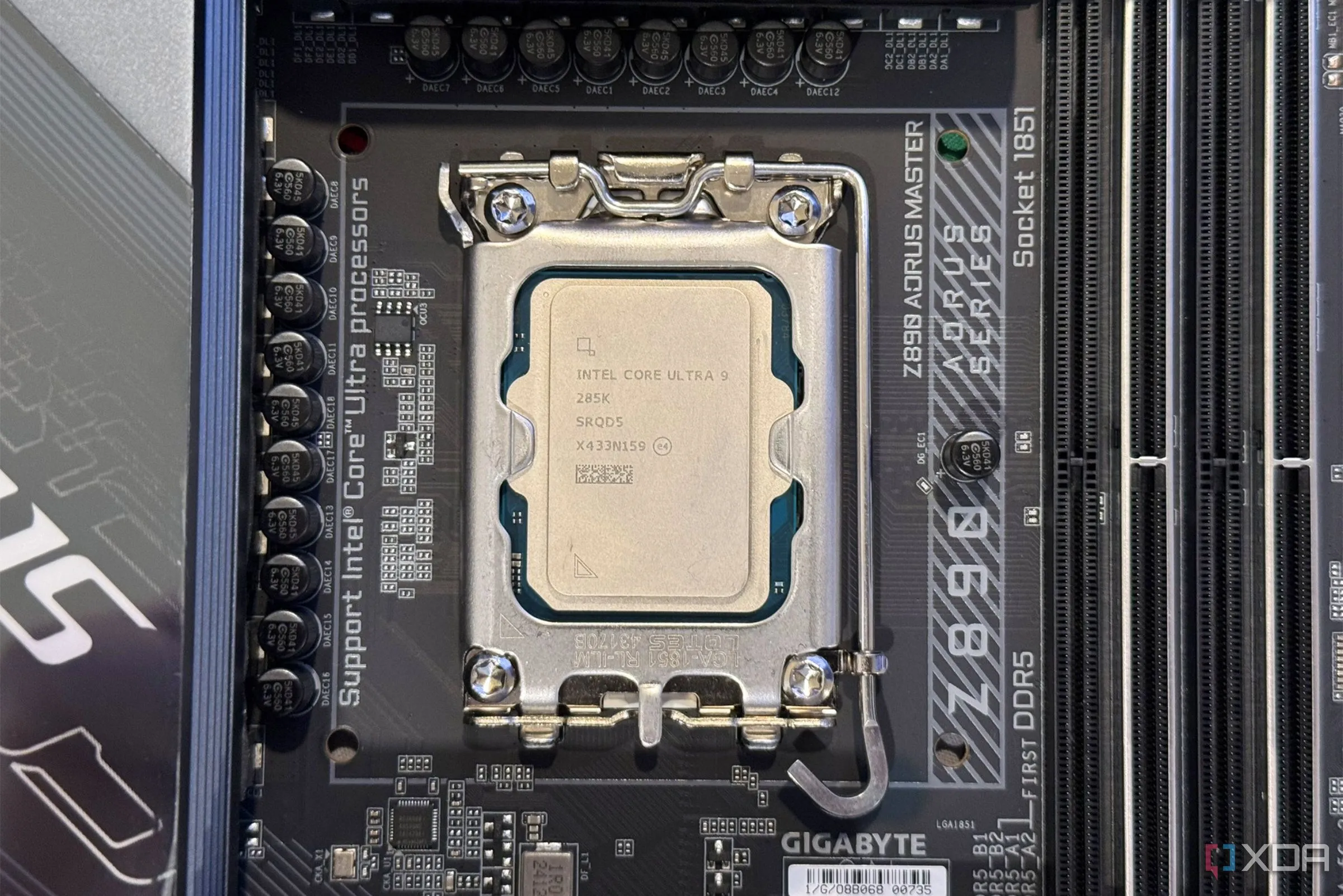 CPU Intel Core Ultra 9 285K trên bo mạch chủ