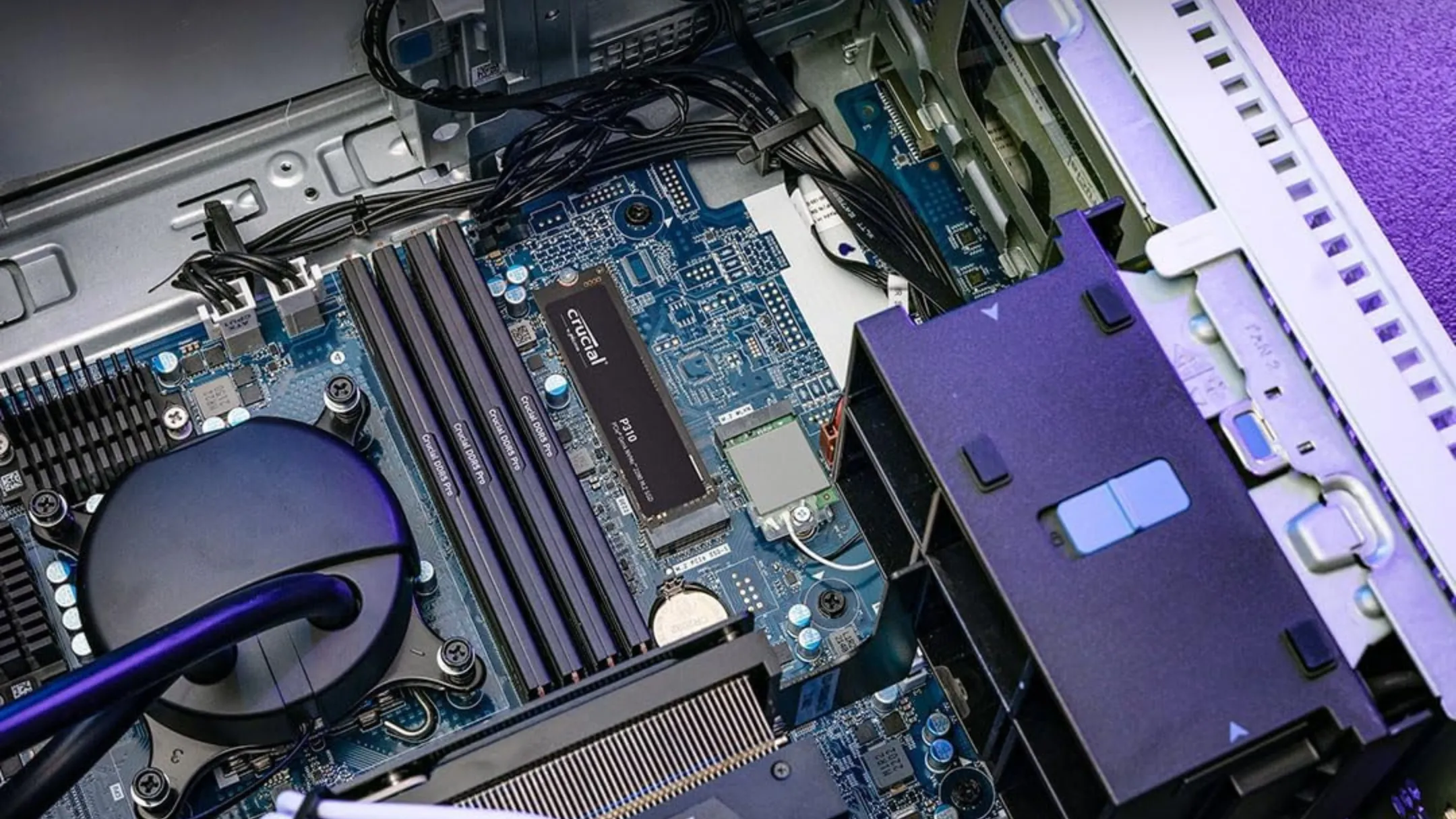 Crucial P310 SSD gắn trên bo mạch chủ, minh họa việc nâng cấp PC