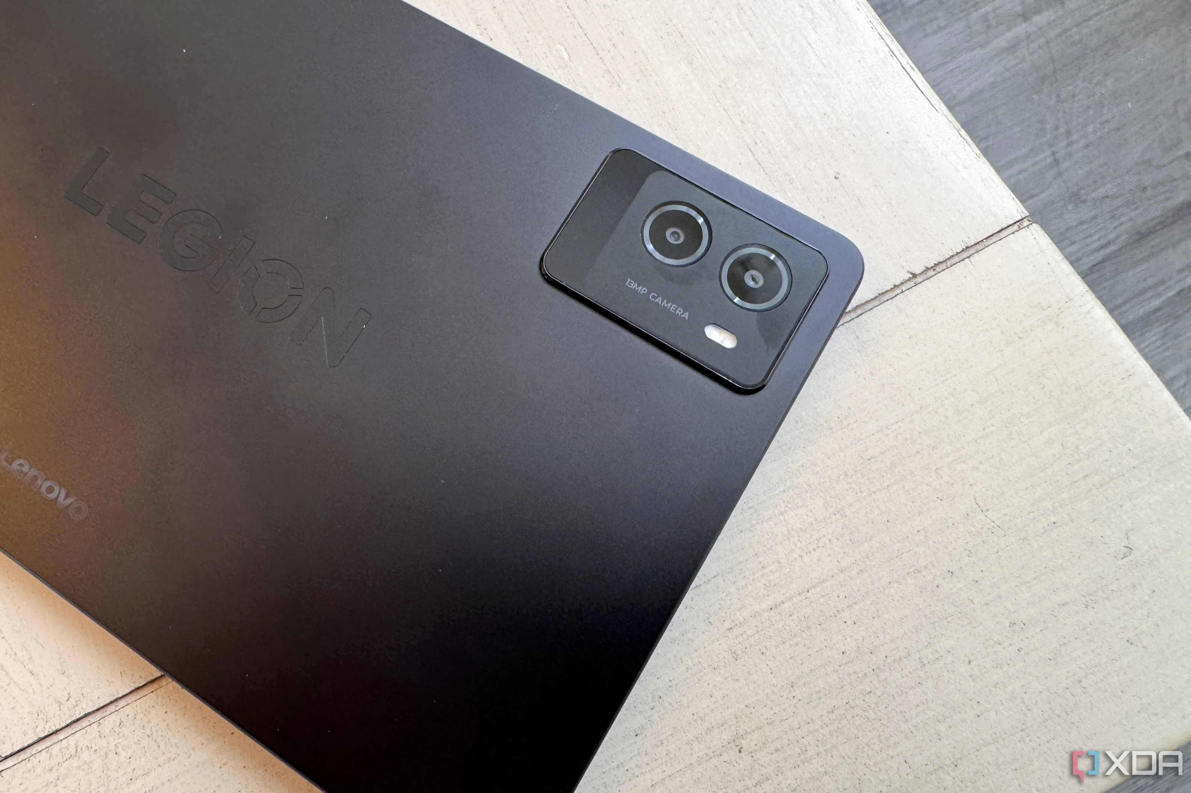 Cụm camera sau của Lenovo Legion Tab Gen 3 với thiết kế hiện đại, làm nổi bật kiểu dáng