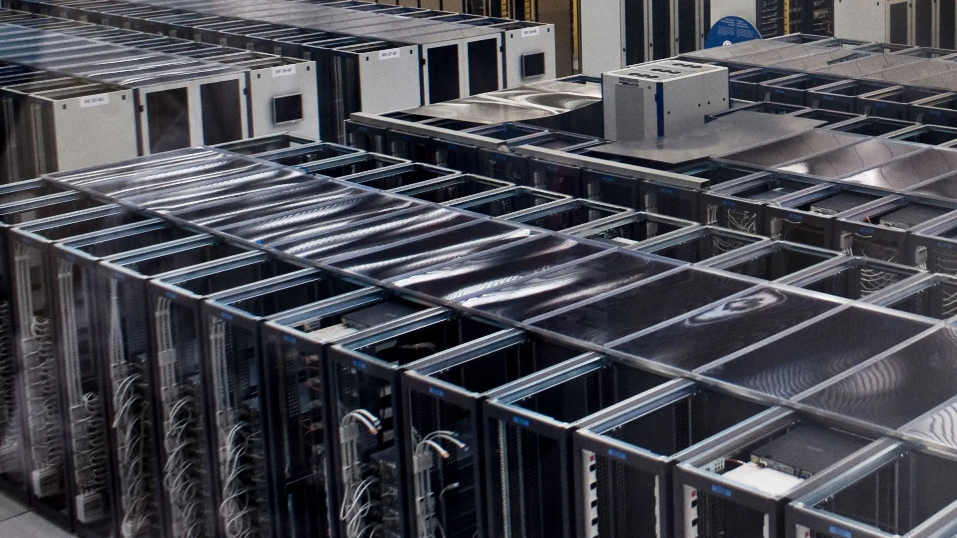 Cụm máy chủ (server cluster) trong trung tâm dữ liệu, thể hiện hạ tầng điện toán hiệu năng cao và ứng dụng IP qua InfiniBand