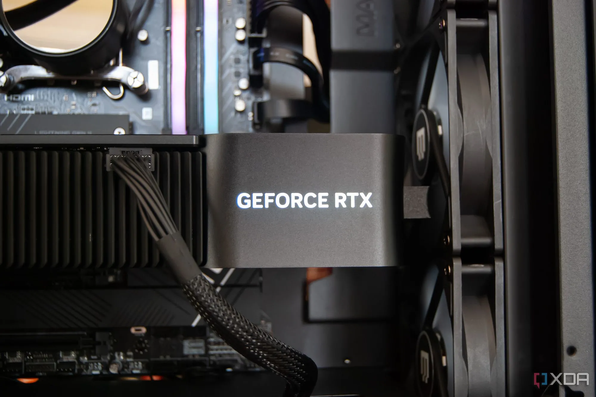 Dàn PC Maingear MG-1 Legendary với card đồ họa RTX 4080 Super mạnh mẽ, biểu tượng của hiệu năng Ray Tracing cao cấp