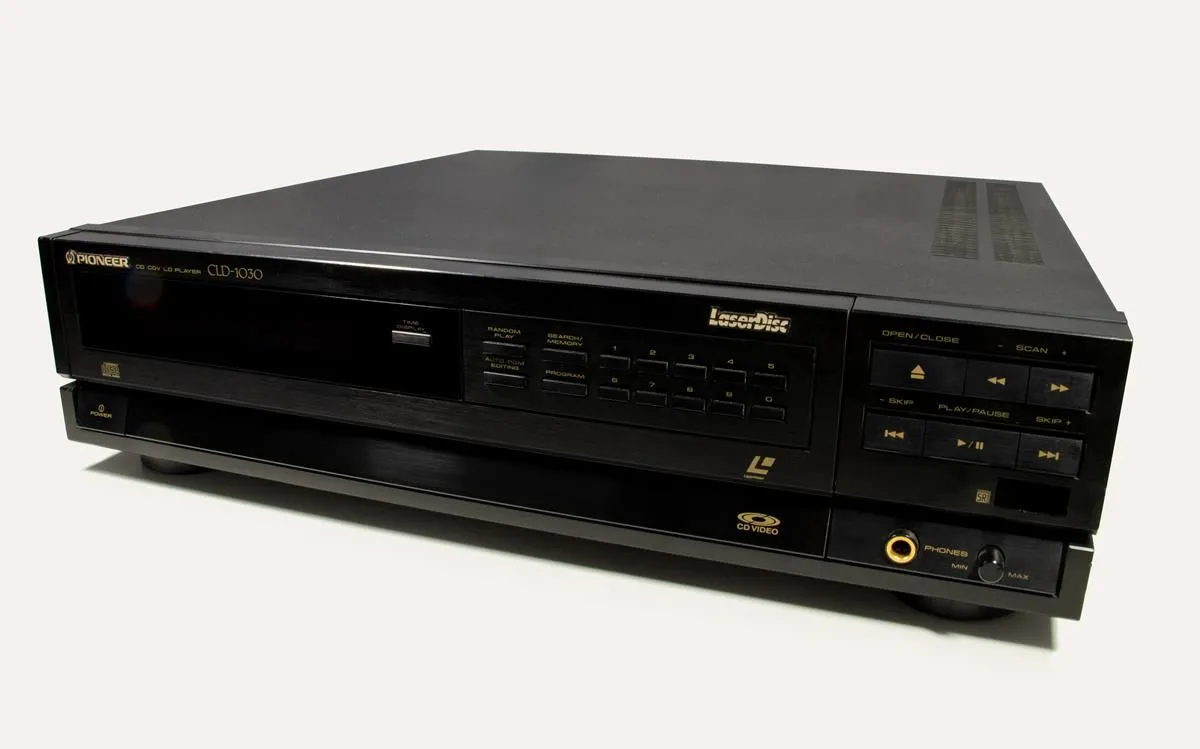 Đầu đĩa LaserDisc Pioneer CLD-1030 màu đen, một thiết bị giải trí cao cấp với đĩa quang lớn từng là đối thủ của VHS.
