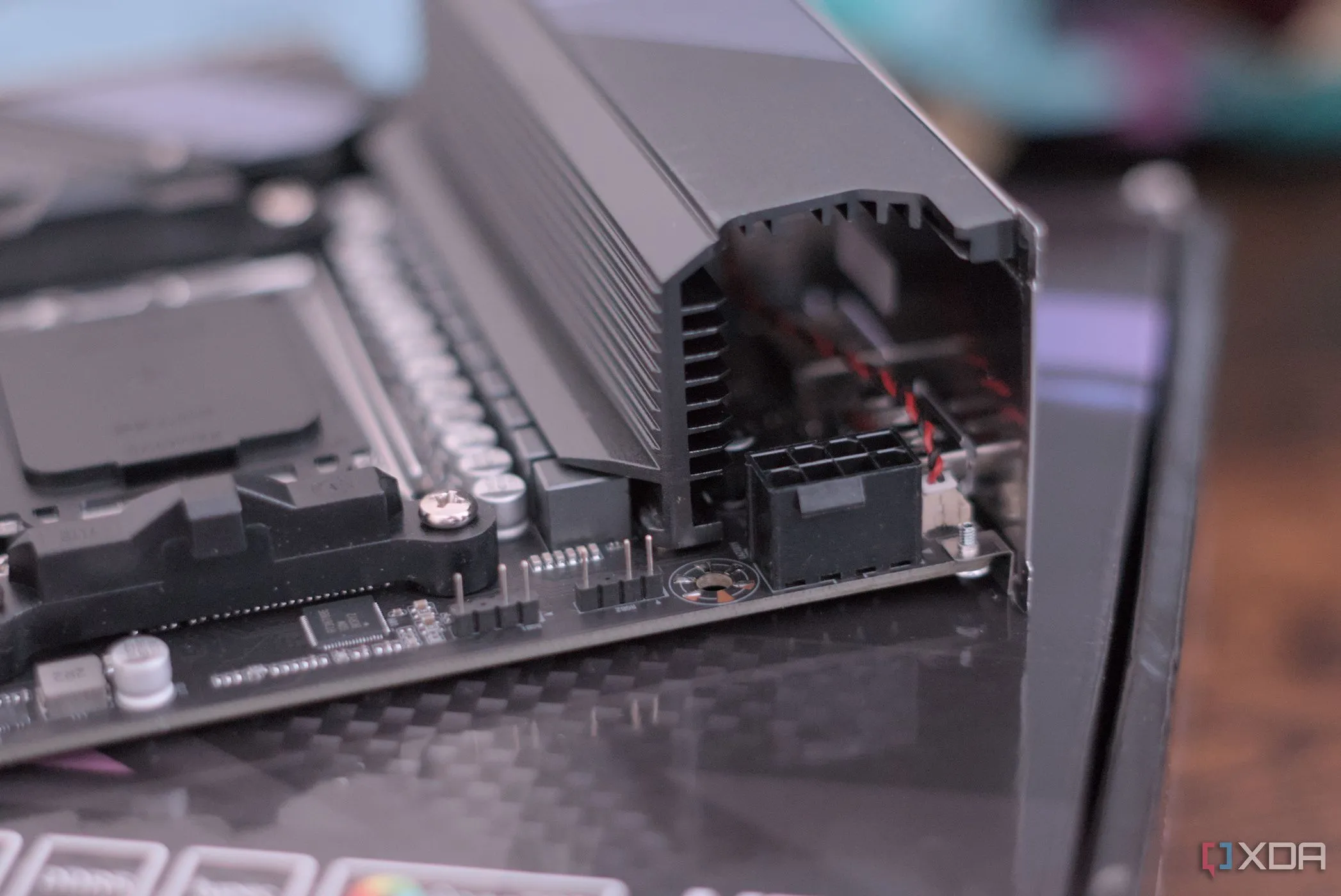 Dây cáp điện và chip CPU đang hoạt động trên bo mạch chủ mainboard cho máy chủ home lab