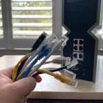 Dây cáp Ethernet và router Wi-Fi minh họa việc thiết lập mạng tại nhà, gợi ý về giải pháp cho vùng sóng yếu trong home lab.