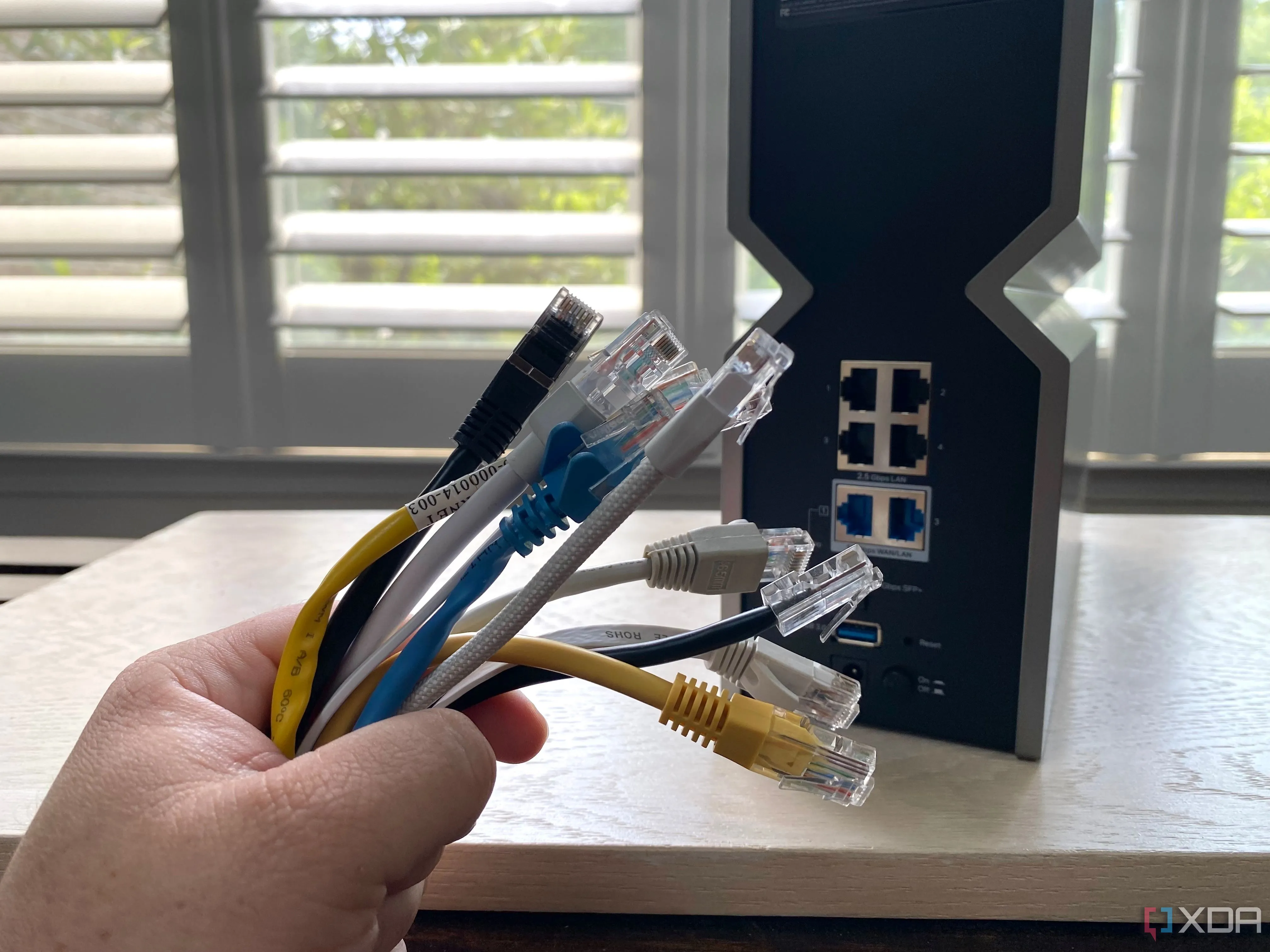 Dây cáp Ethernet và router Wi-Fi minh họa việc thiết lập mạng tại nhà, gợi ý về giải pháp cho vùng sóng yếu trong home lab.