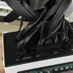 Dây nguồn được kết nối vào bộ nguồn (PSU) trong máy tính, minh họa việc đi dây điện nguồn PC.