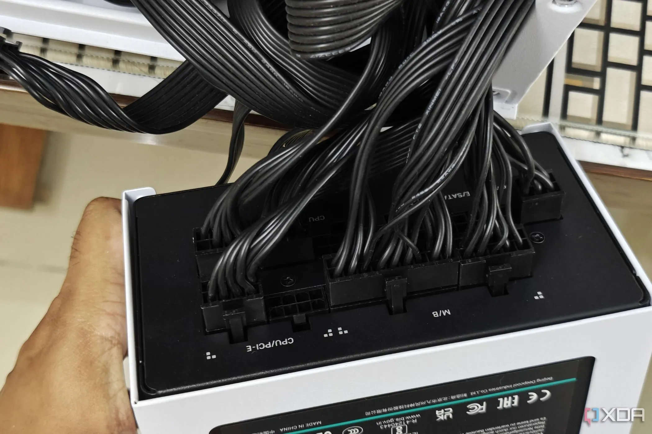 Dây nguồn được kết nối vào bộ nguồn (PSU) trong máy tính, minh họa việc đi dây điện nguồn PC.