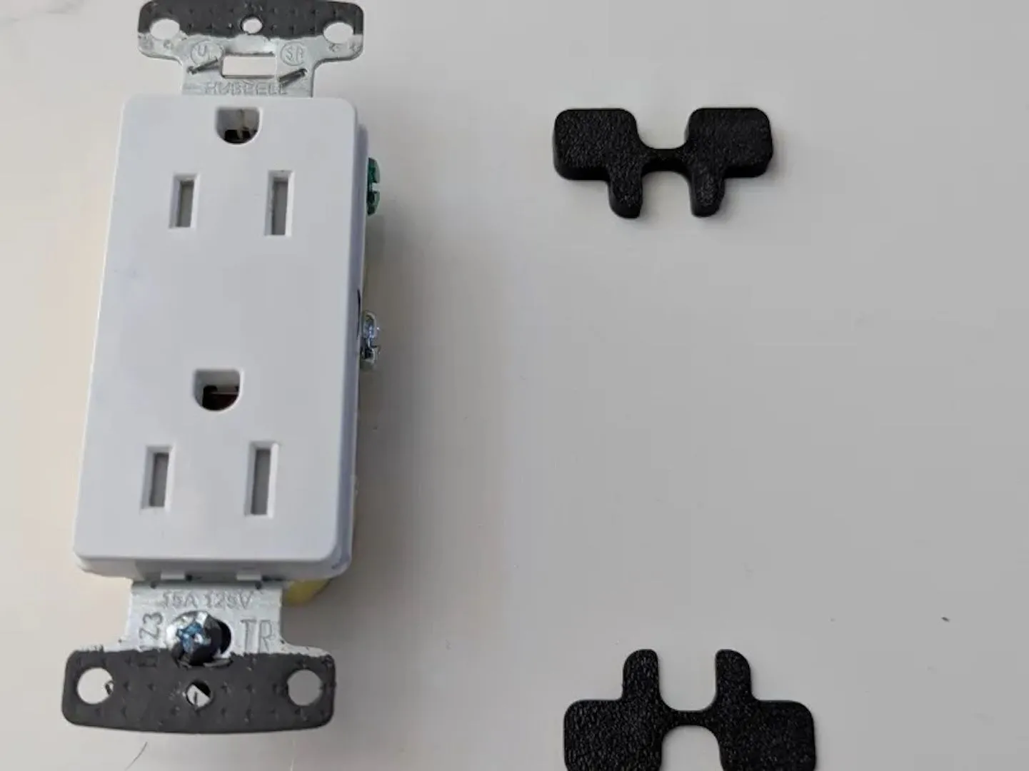 Đệm lót ổ cắm điện in 3D giúp căn chỉnh phích cắm vào tường chắc chắn.