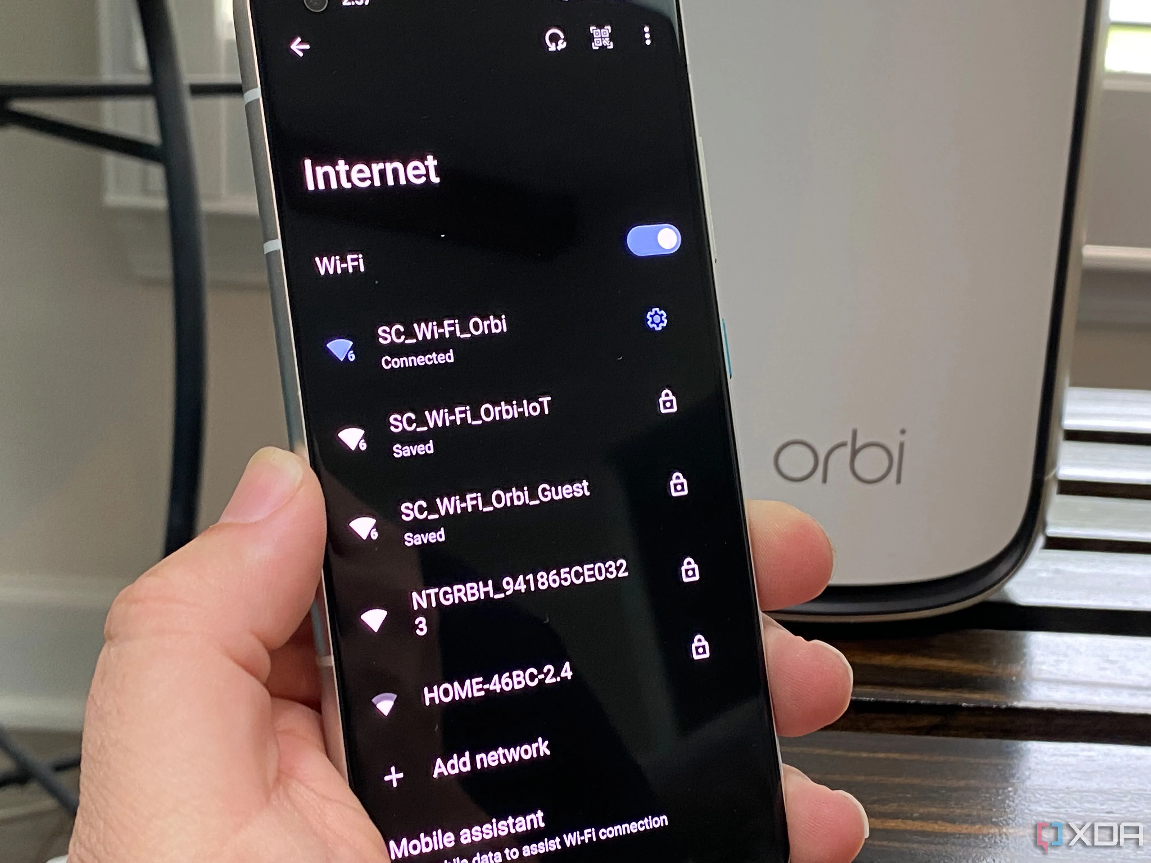 Điện thoại Android hiển thị các mạng Wi-Fi (IoT, Khách, Chuẩn) từ router Netgear, minh họa khả năng kết nối đa dạng và linh hoạt
