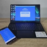 Điện thoại hiển thị ứng dụng Unified Remote và laptop hiển thị Zoom