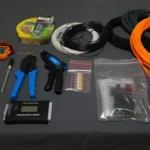 Dụng cụ và vật tư bọc cáp máy tính trên bàn làm việc