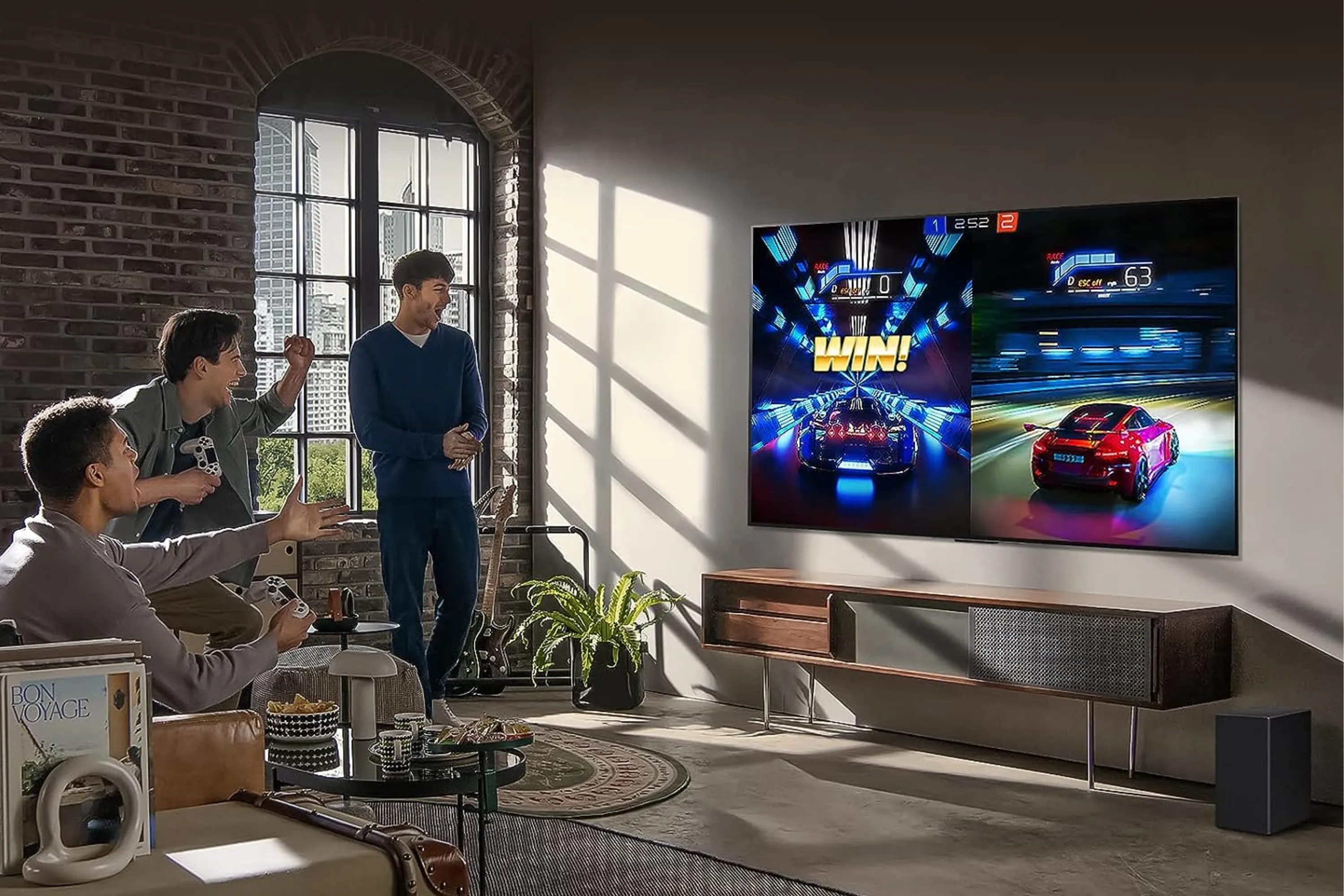Gia đình giải trí trên TV OLED LG G3 83 inch gắn tường, tận hưởng không gian sống hiện đại