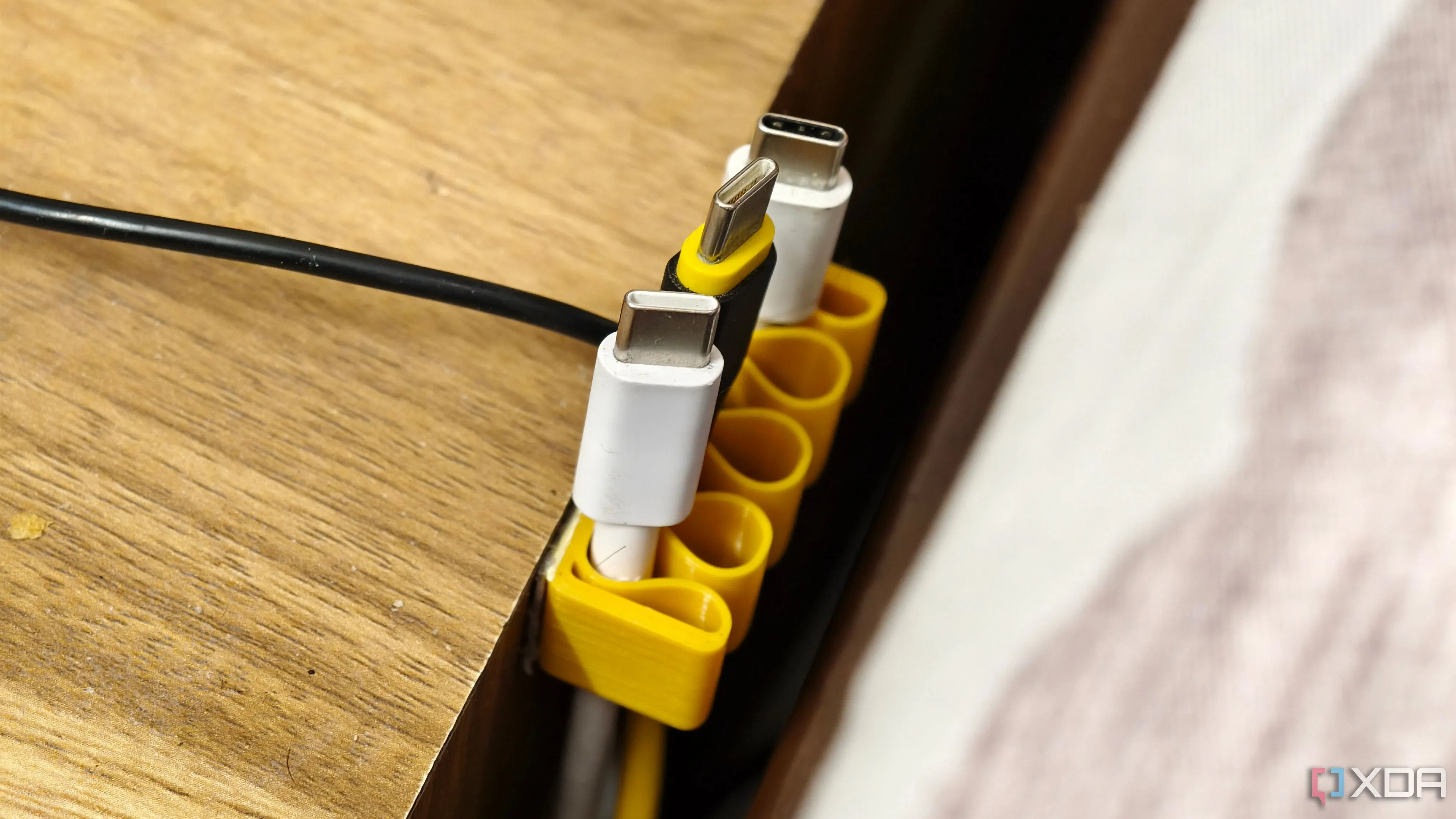 Giá đỡ cáp in 3D màu xanh giữ gọn gàng nhiều dây sạc và dây USB trên bàn làm việc