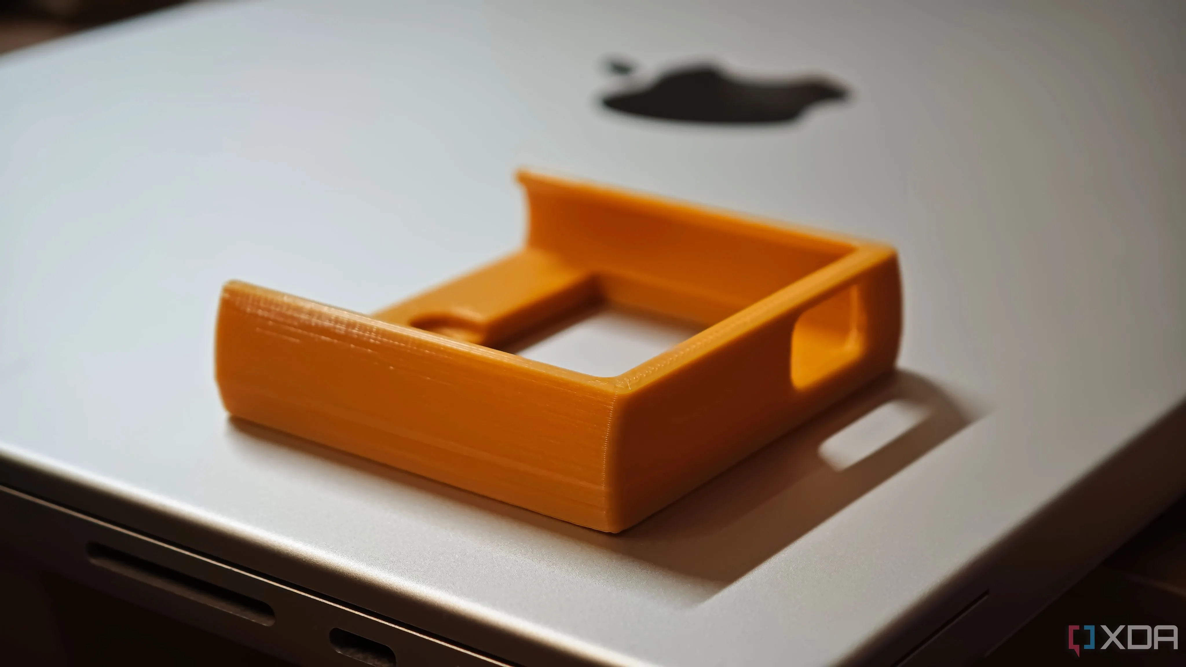 Giá đỡ SSD in 3D màu xám gắn ổ cứng SanDisk Extreme lên mặt lưng laptop