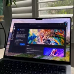 Giao diện Adobe Creative Cloud mở trên MacBook Pro hiển thị Photoshop và các ứng dụng khác