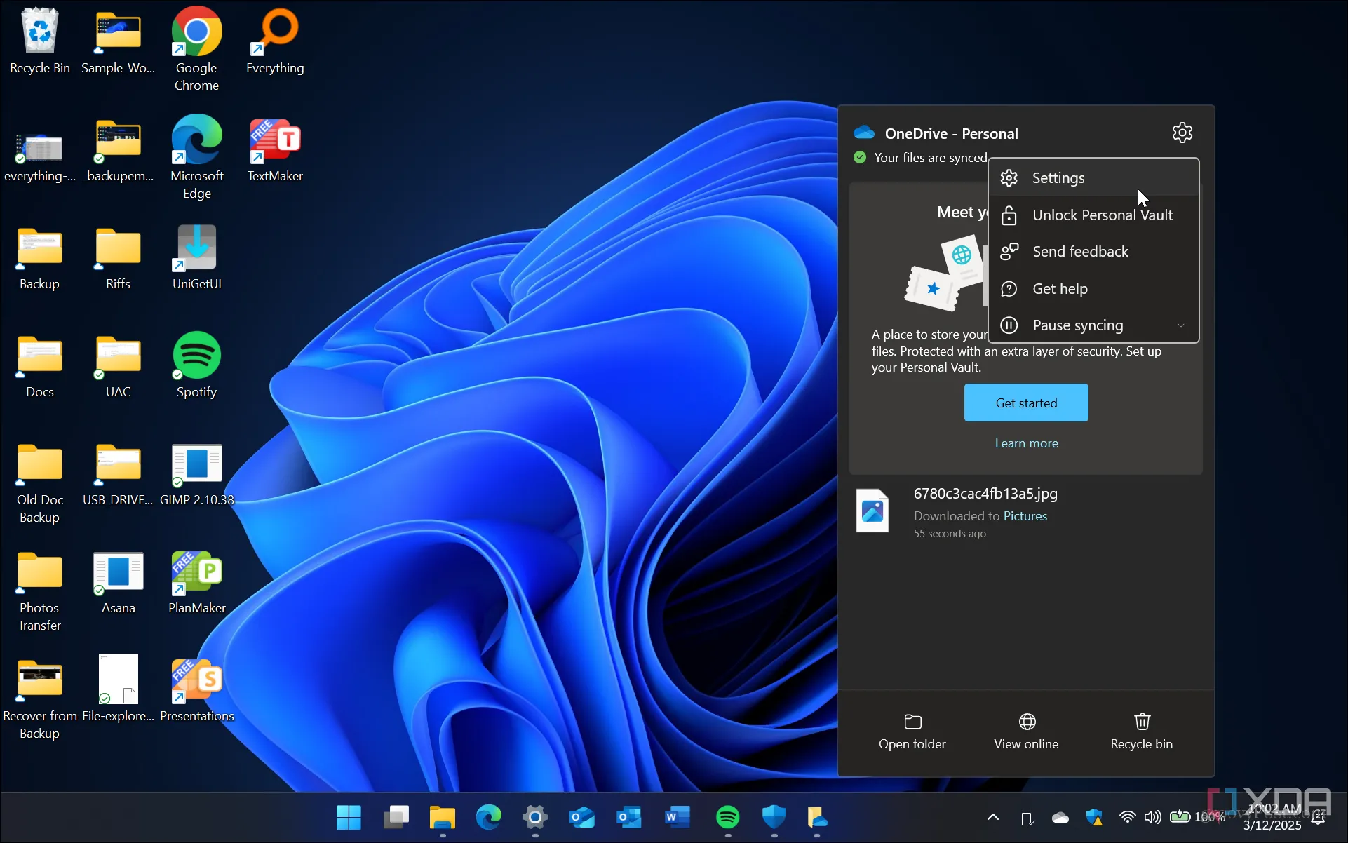 Giao diện cài đặt OneDrive trên Windows 11 minh họa các tùy chọn đồng bộ hóa và lưu trữ.