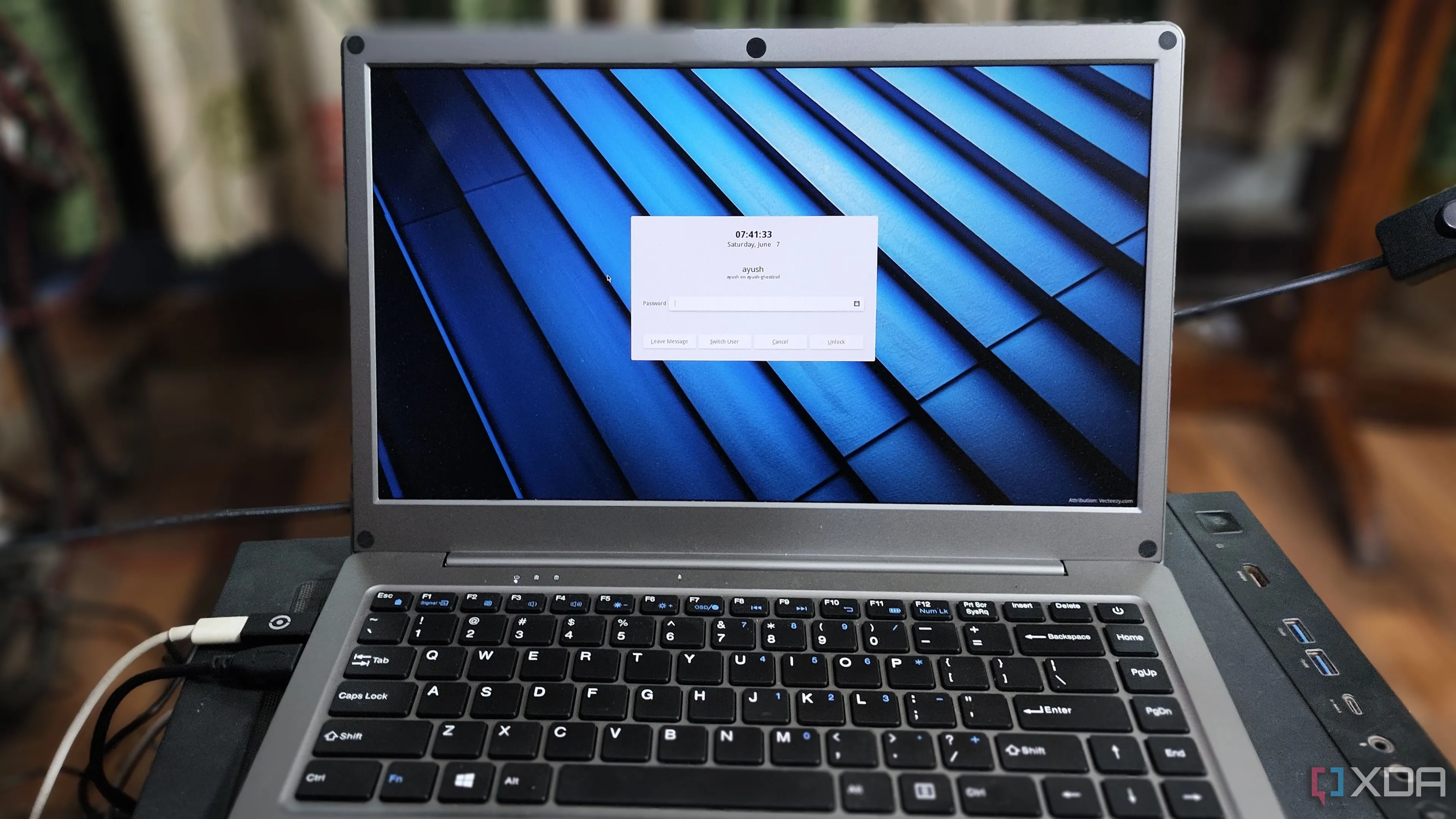 Giao diện desktop GhostBSD với các ứng dụng đang mở, minh họa môi trường làm việc trực quan và hiệu quả