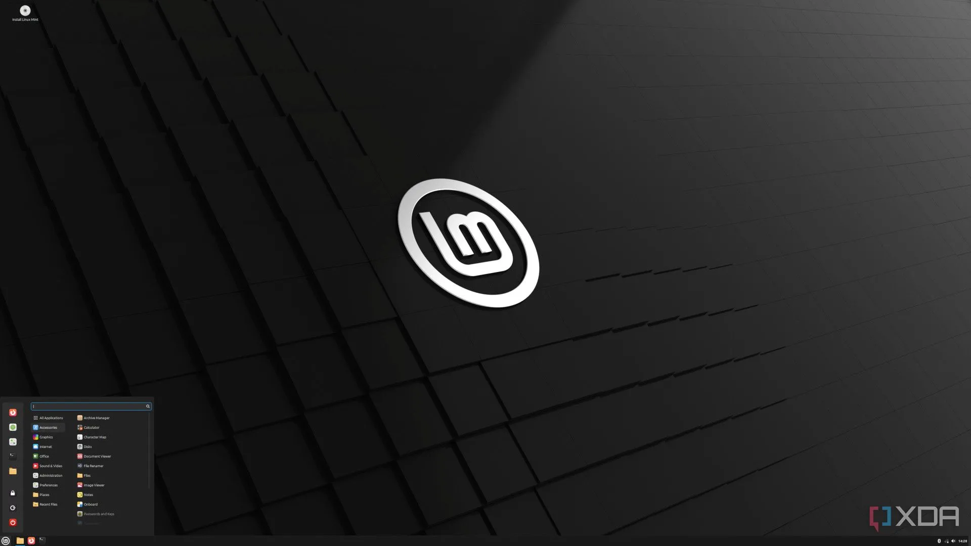 Giao diện desktop Linux Mint Cinnamon với menu khởi động mở