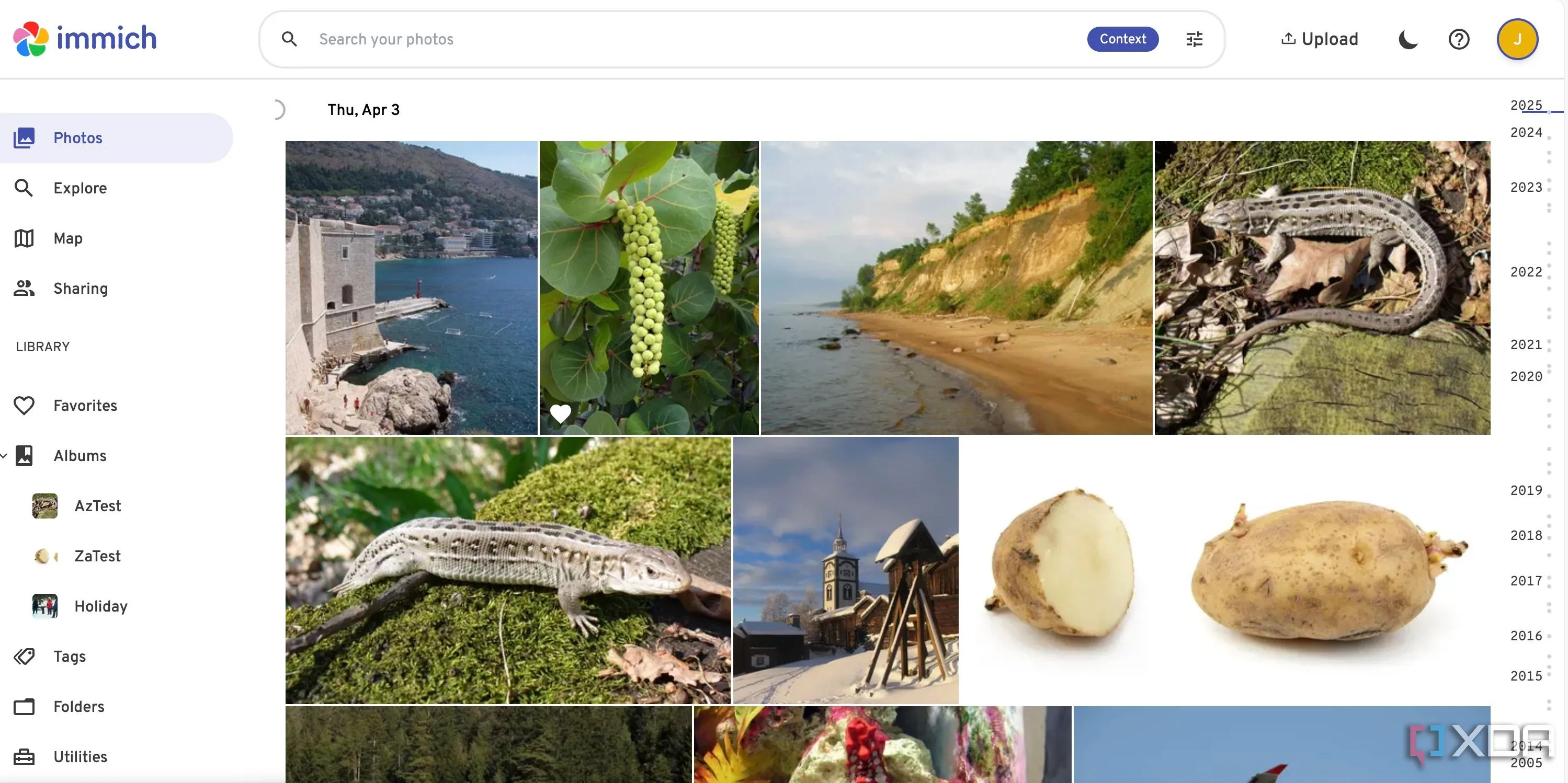 Giao diện Immich với bố cục ảnh theo ngày tháng quen thuộc, gợi nhớ Google Photos.