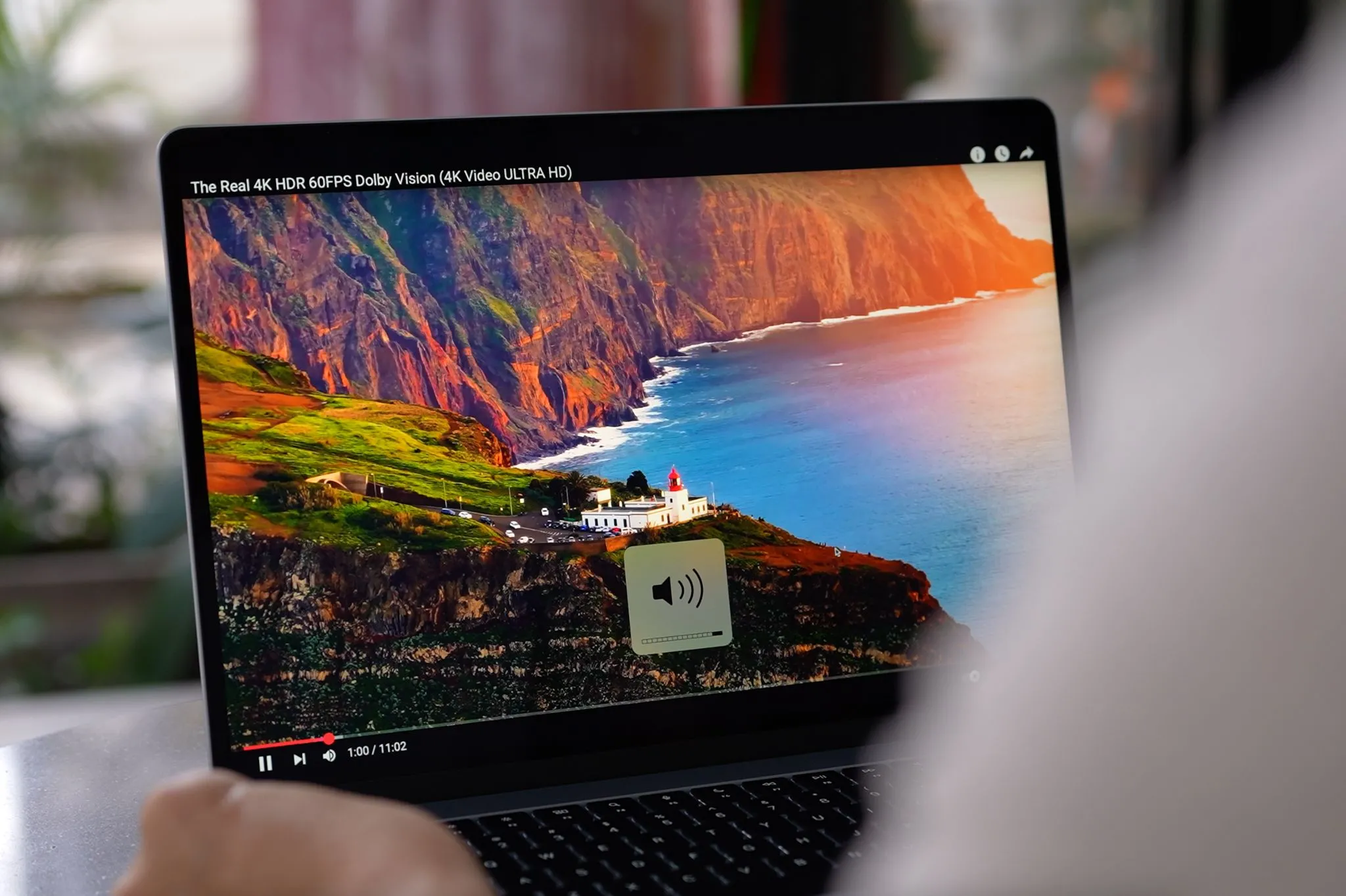Giao diện macOS Sequoia trên MacBook Air M4 2025 hiển thị nhiều cửa sổ ứng dụng và thanh công cụ