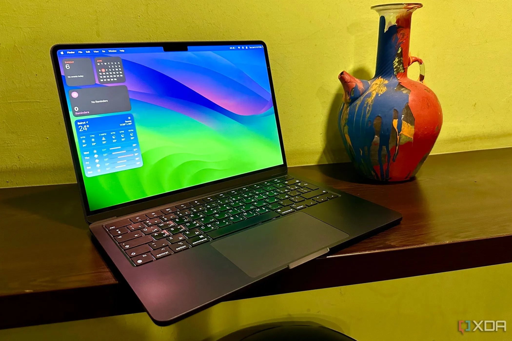 Giao diện macOS Sonoma trên MacBook Air, minh họa sự cần thiết của việc cập nhật hệ điều hành để tăng cường bảo mật
