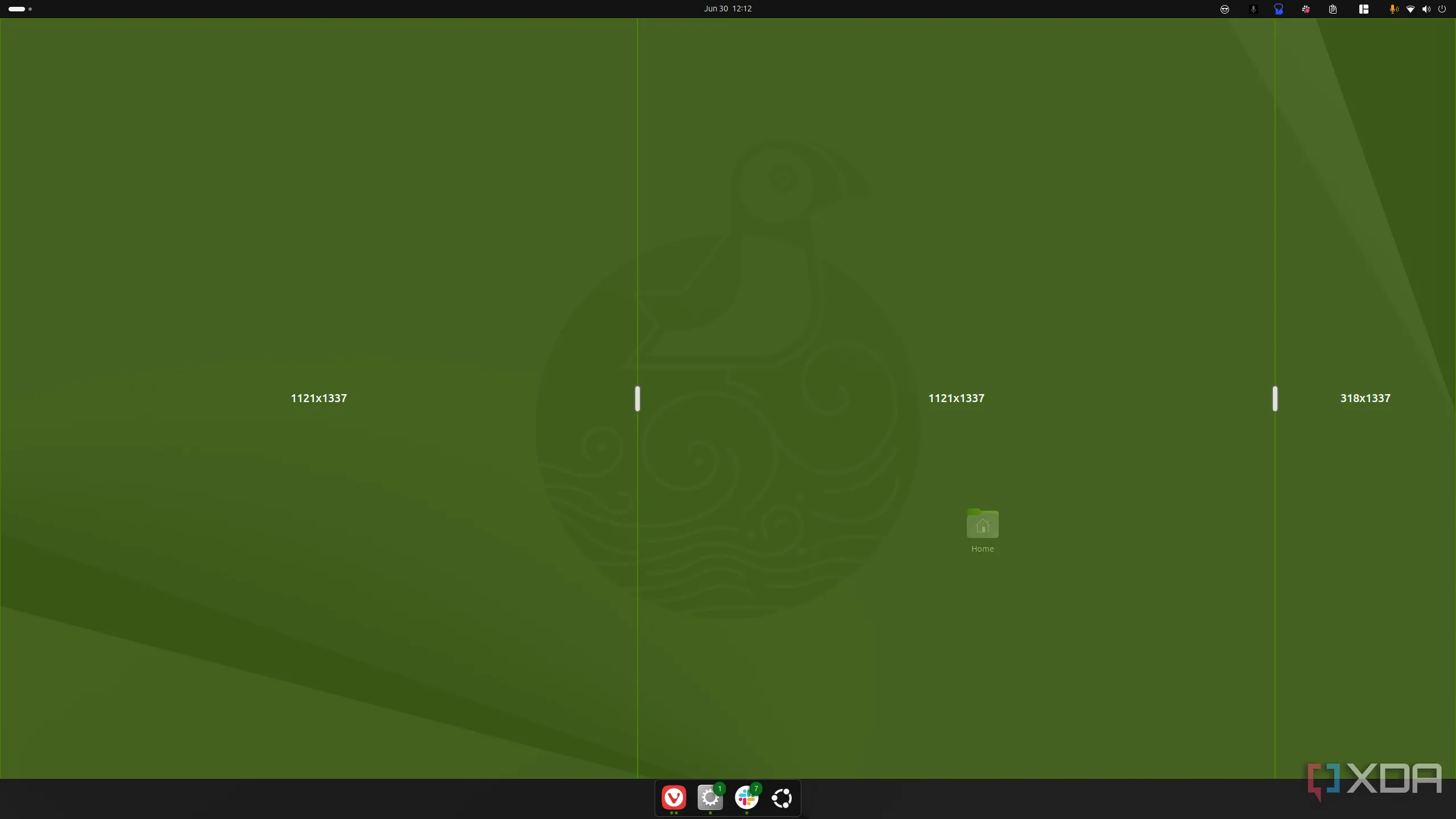 Giao diện máy tính Ubuntu đang sử dụng trình chỉnh sửa bố cục Tiling Shell, một tiện ích giúp sắp xếp cửa sổ tương tự FancyZones trên Linux.