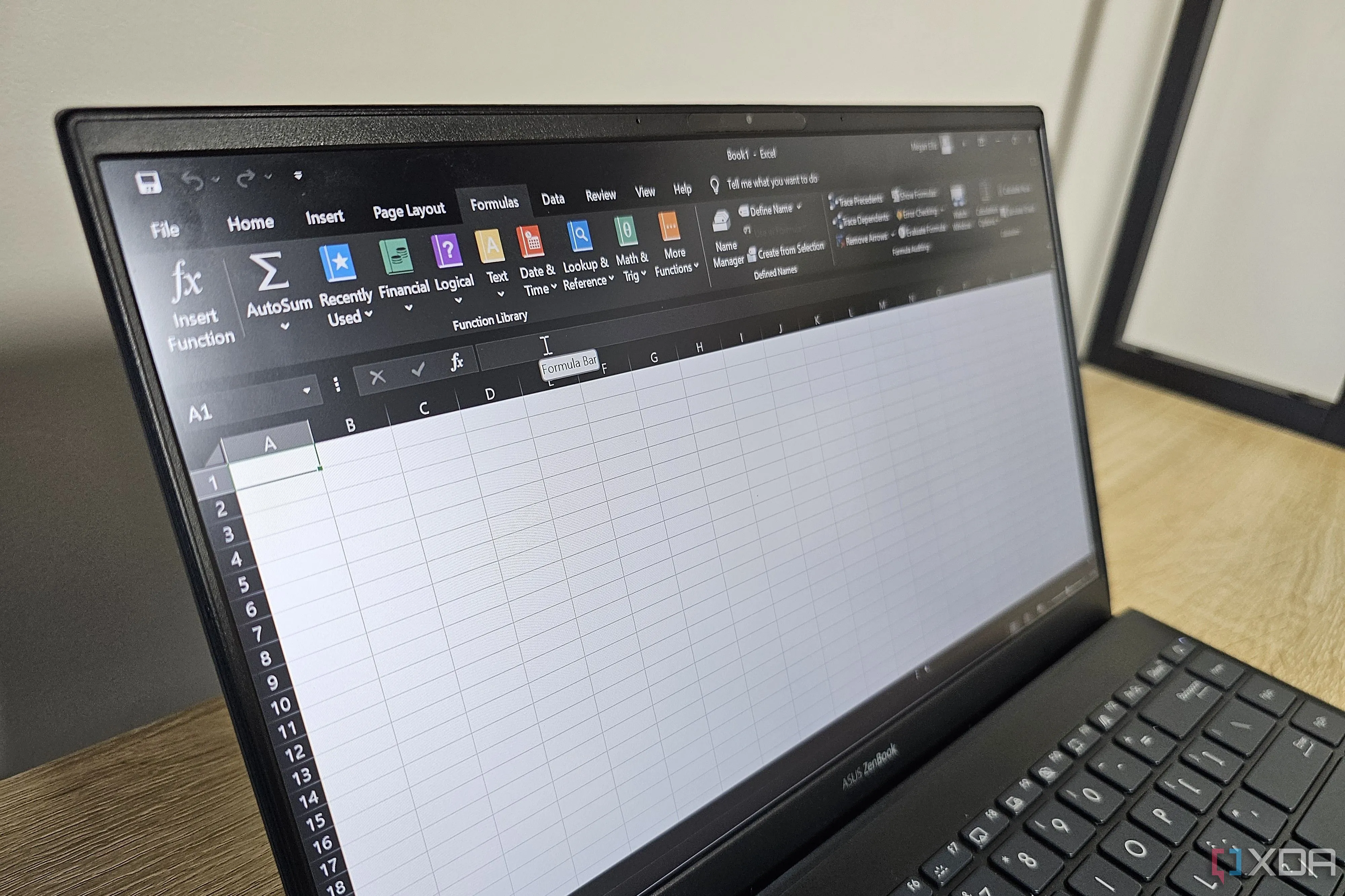 Giao diện Microsoft Excel trên laptop với tab Công thức được chọn, hiển thị các tính năng nâng cao