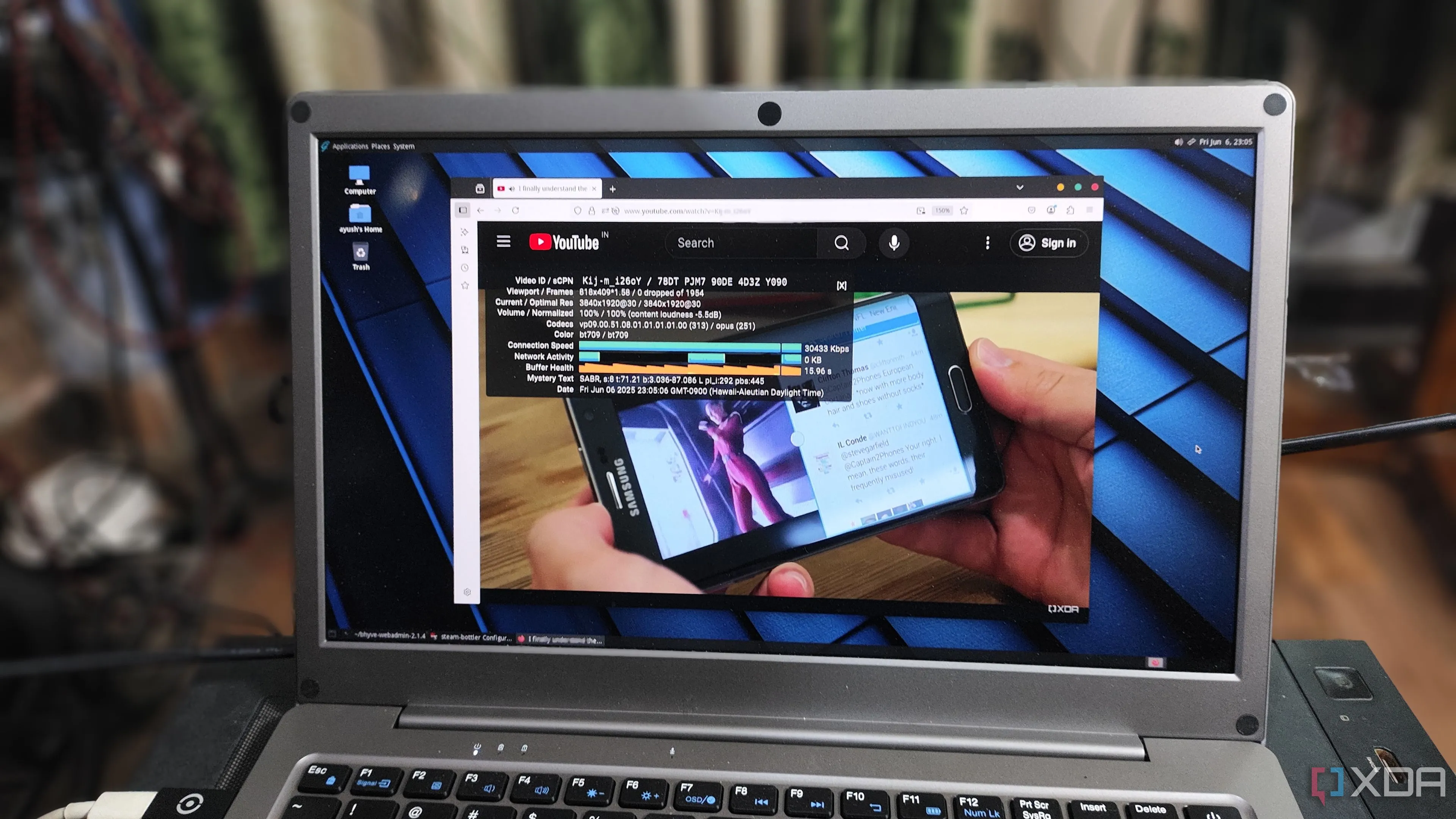 Giao diện người dùng GhostBSD MATE hiển thị video YouTube đang phát, minh họa trải nghiệm đa nhiệm mượt mà