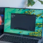 Giao diện người dùng Windows 11 trên laptop hiển thị ứng dụng Notepad và biểu tượng Copilot