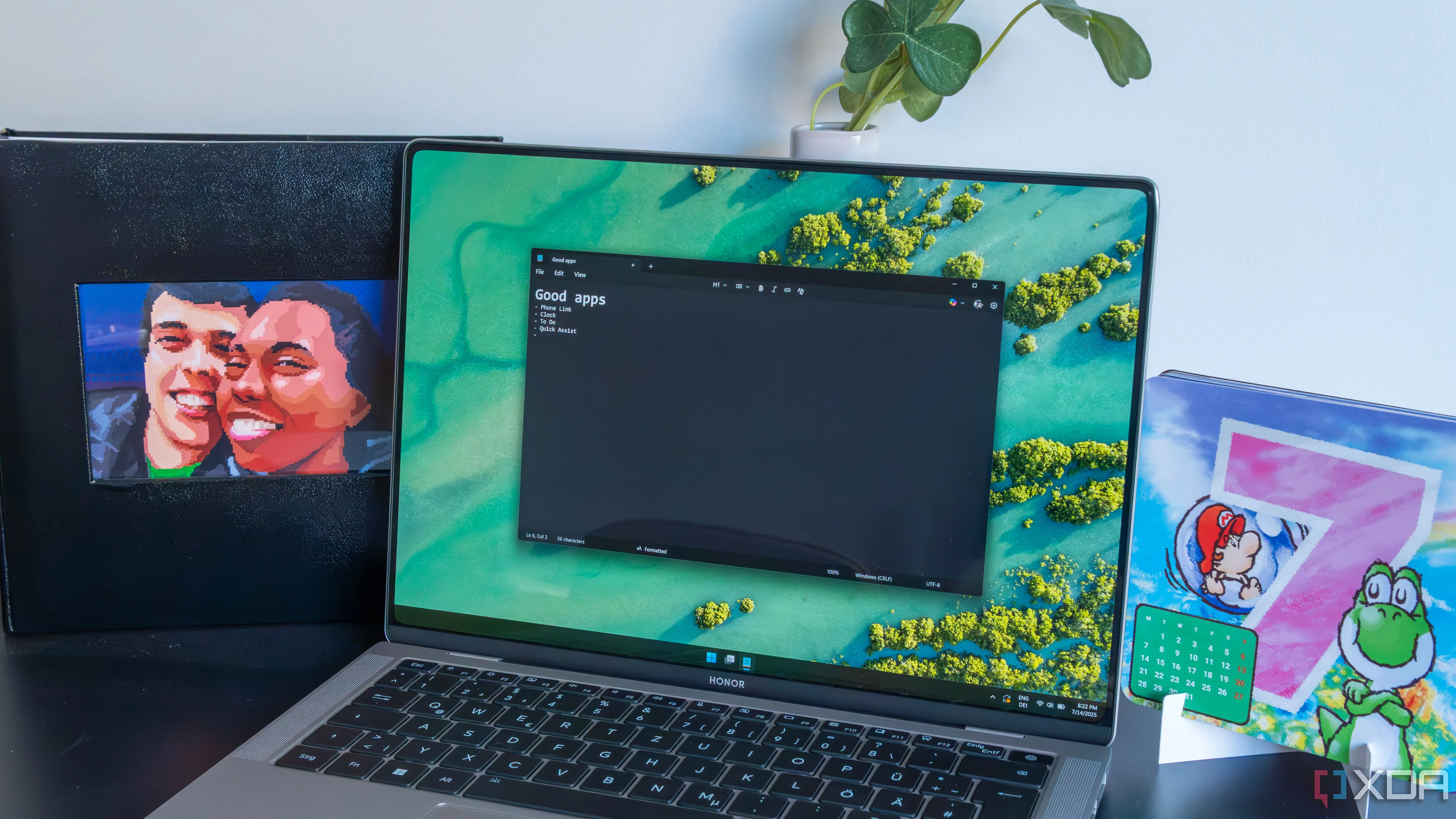 Giao diện người dùng Windows 11 trên laptop hiển thị ứng dụng Notepad và biểu tượng Copilot