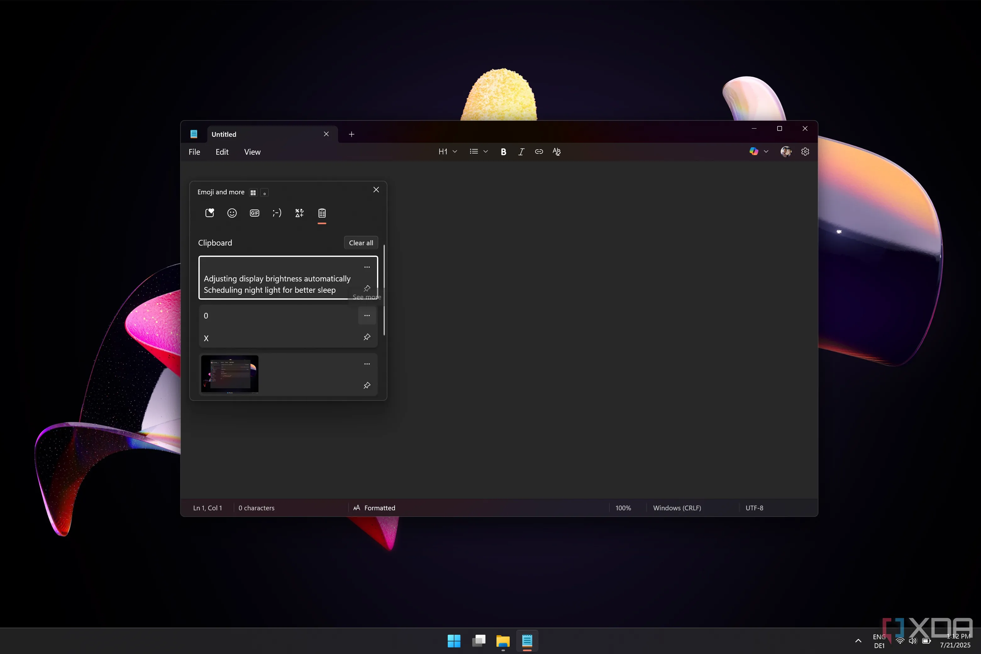 Giao diện Notepad trên Windows 11 với menu lịch sử clipboard đang mở