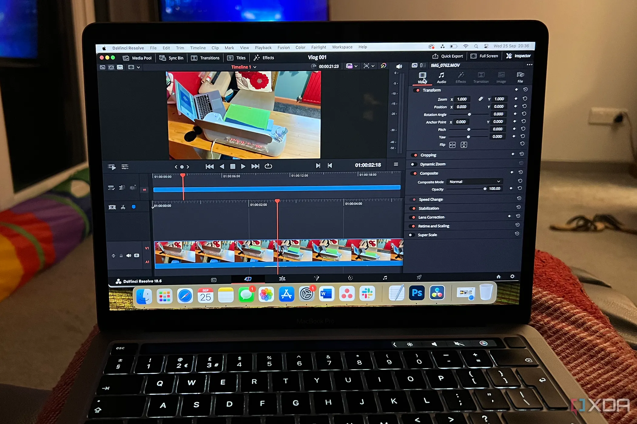 Giao diện phần mềm chỉnh sửa video DaVinci Resolve đang chạy trên MacBook, minh họa tác vụ đa nhiệm nặng yêu cầu RAM hiệu quả