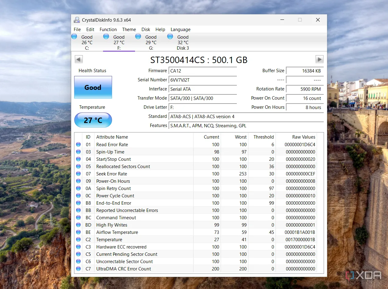 Giao diện phần mềm CrystalDiskInfo hiển thị thông tin và tình trạng sức khỏe của ổ cứng HDD