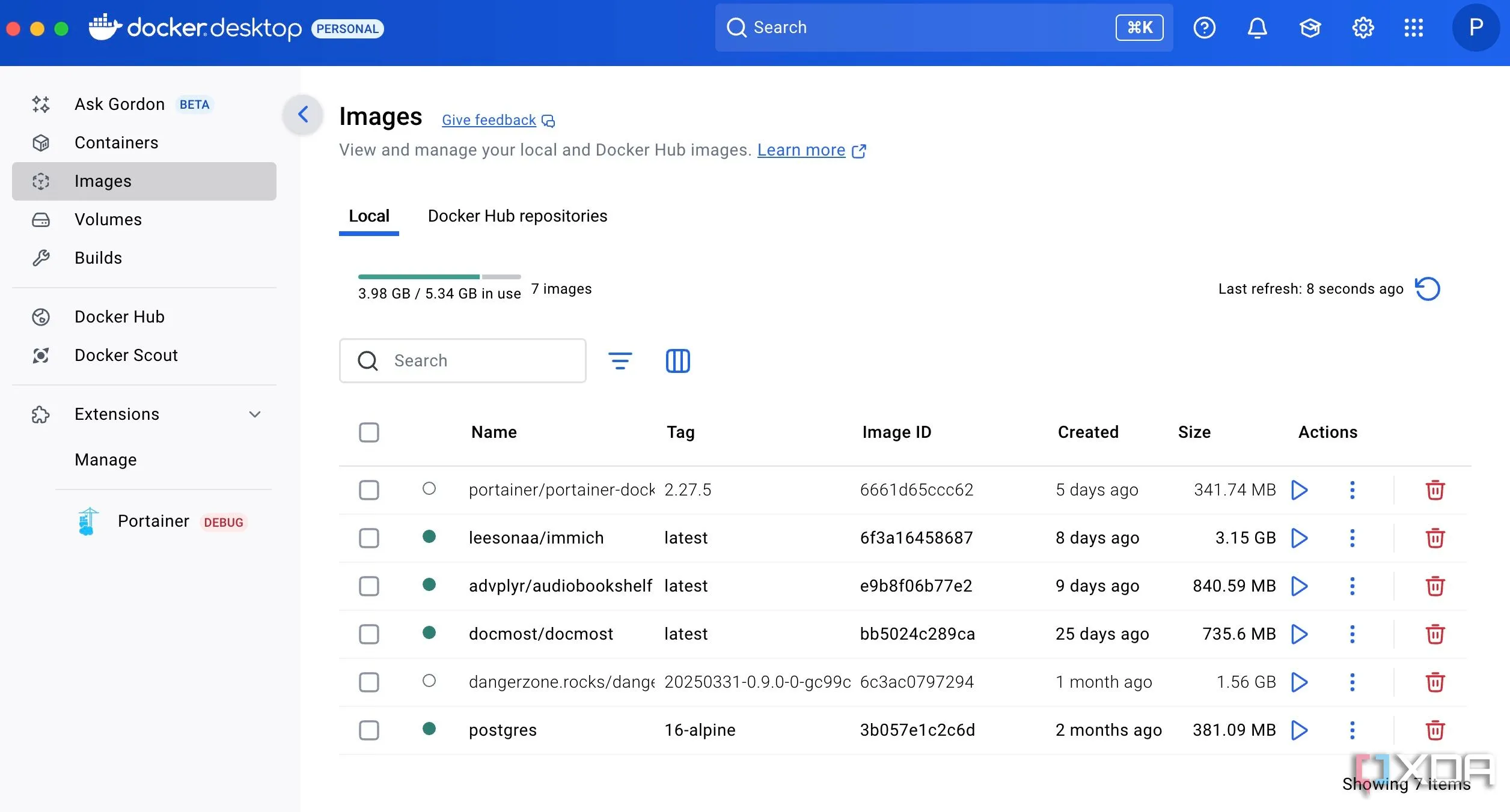 Giao diện phần mềm Docker Desktop hiển thị các container đang hoạt động, minh họa công cụ hỗ trợ self-hosting