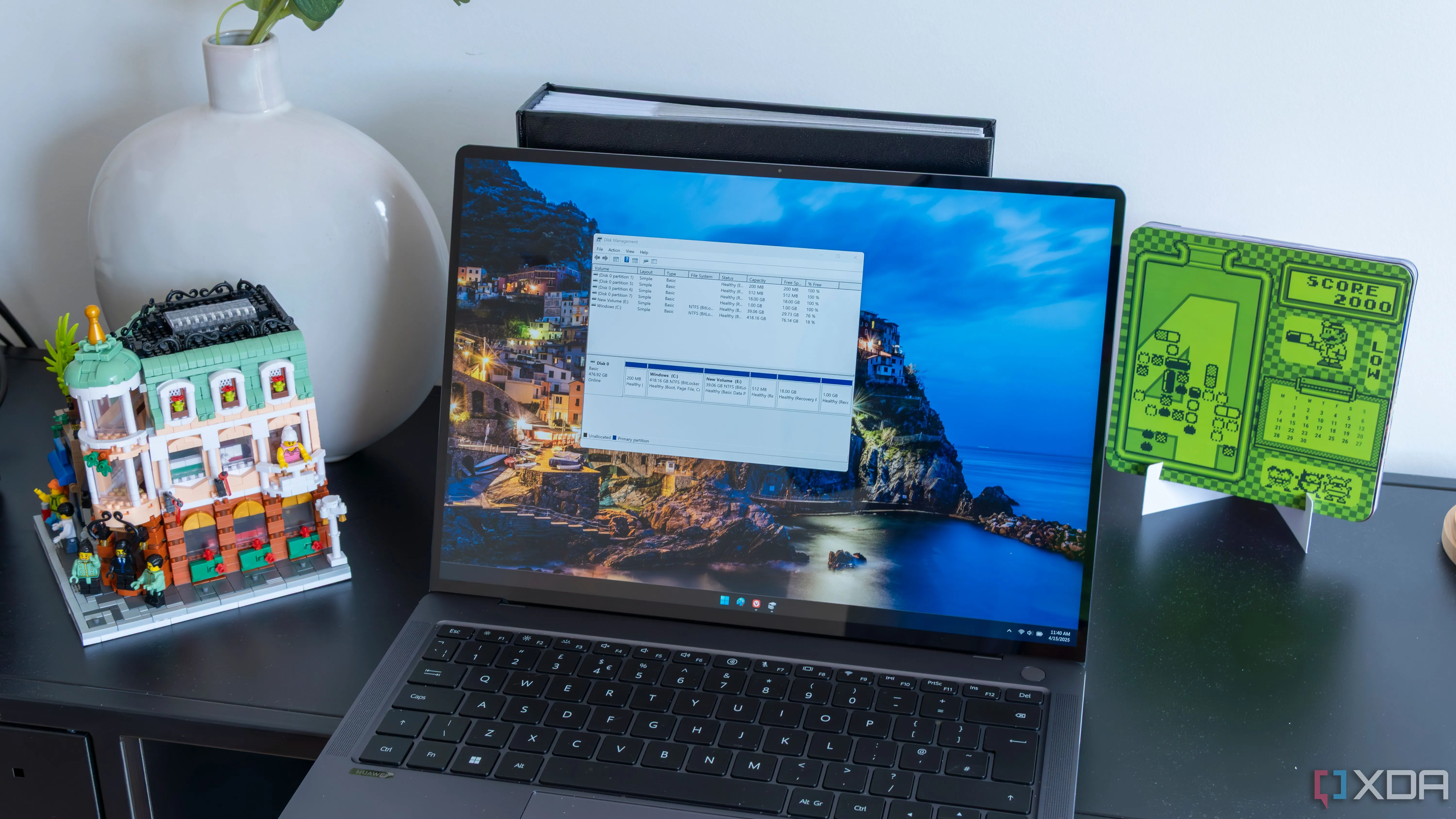 Giao diện quản lý đĩa (Disk Management) của Windows 11, minh họa khả năng tối ưu hóa và làm sạch hệ thống