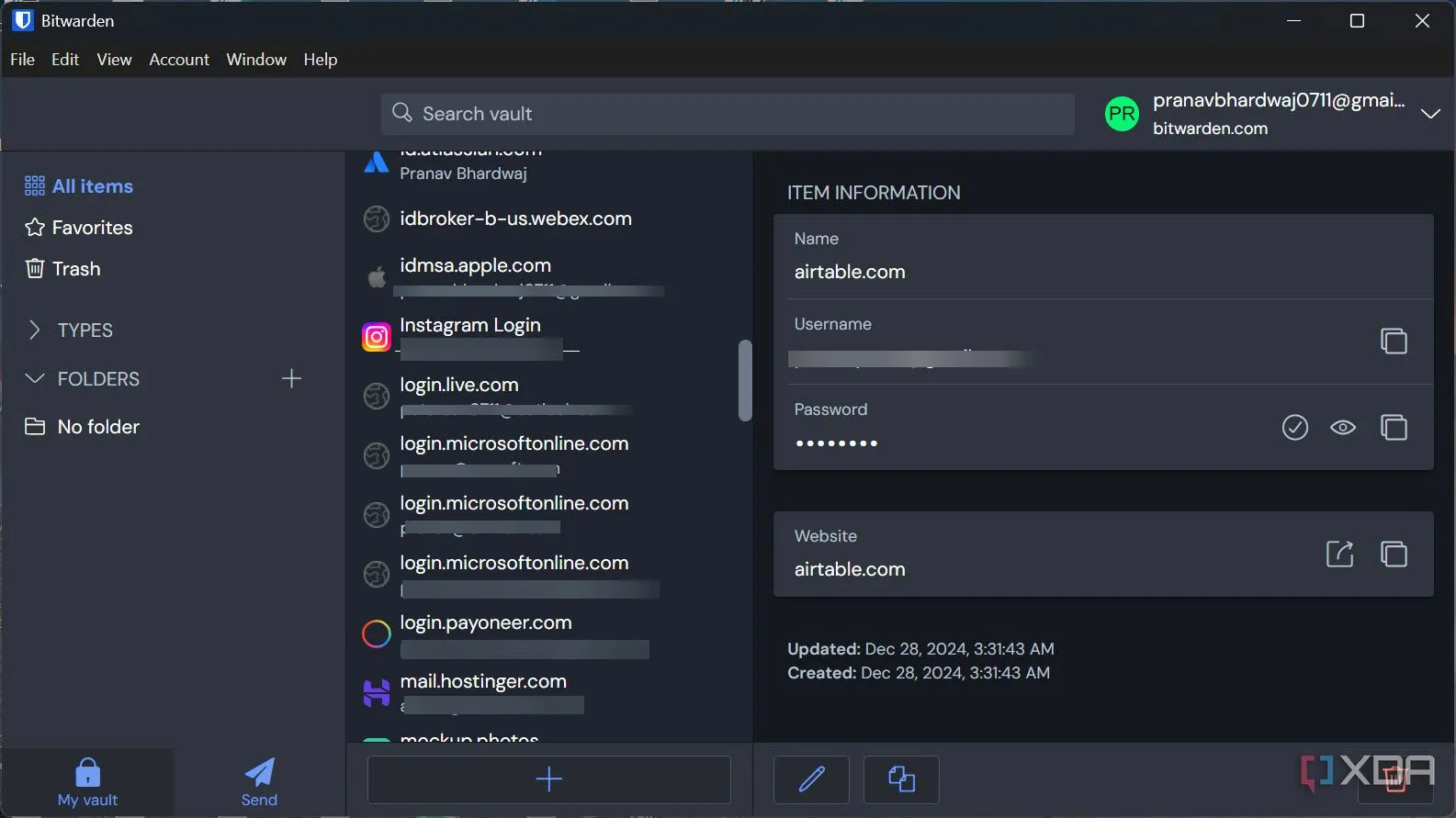 Giao diện ứng dụng Bitwarden miễn phí trên Windows, hiển thị khả năng quản lý mật khẩu