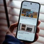 Giao diện ứng dụng Hoarder trên điện thoại di động hiển thị cách thêm và quản lý bookmark theo phong cách Pinterest