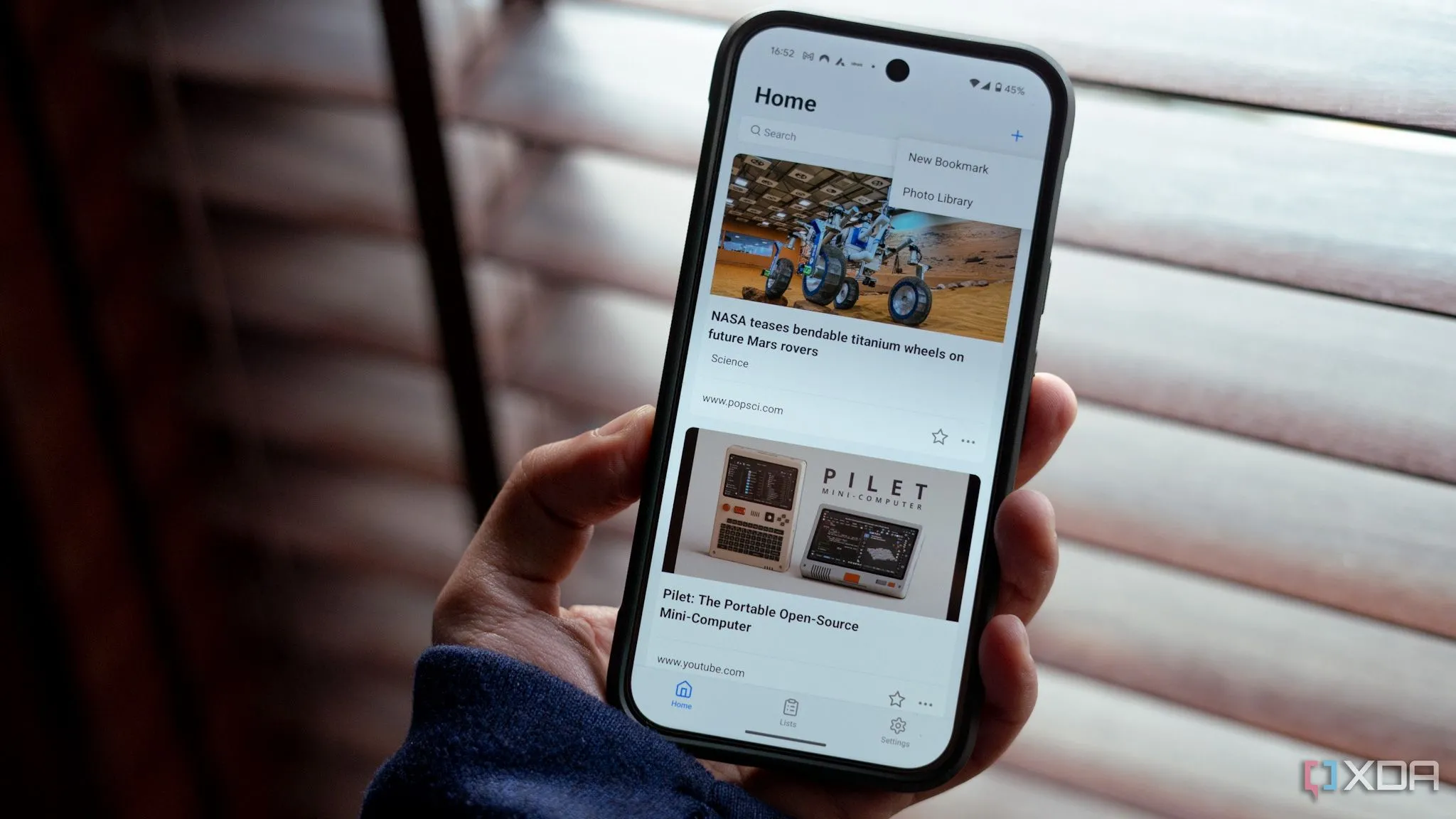 Giao diện ứng dụng Hoarder trên điện thoại di động hiển thị cách thêm và quản lý bookmark theo phong cách Pinterest