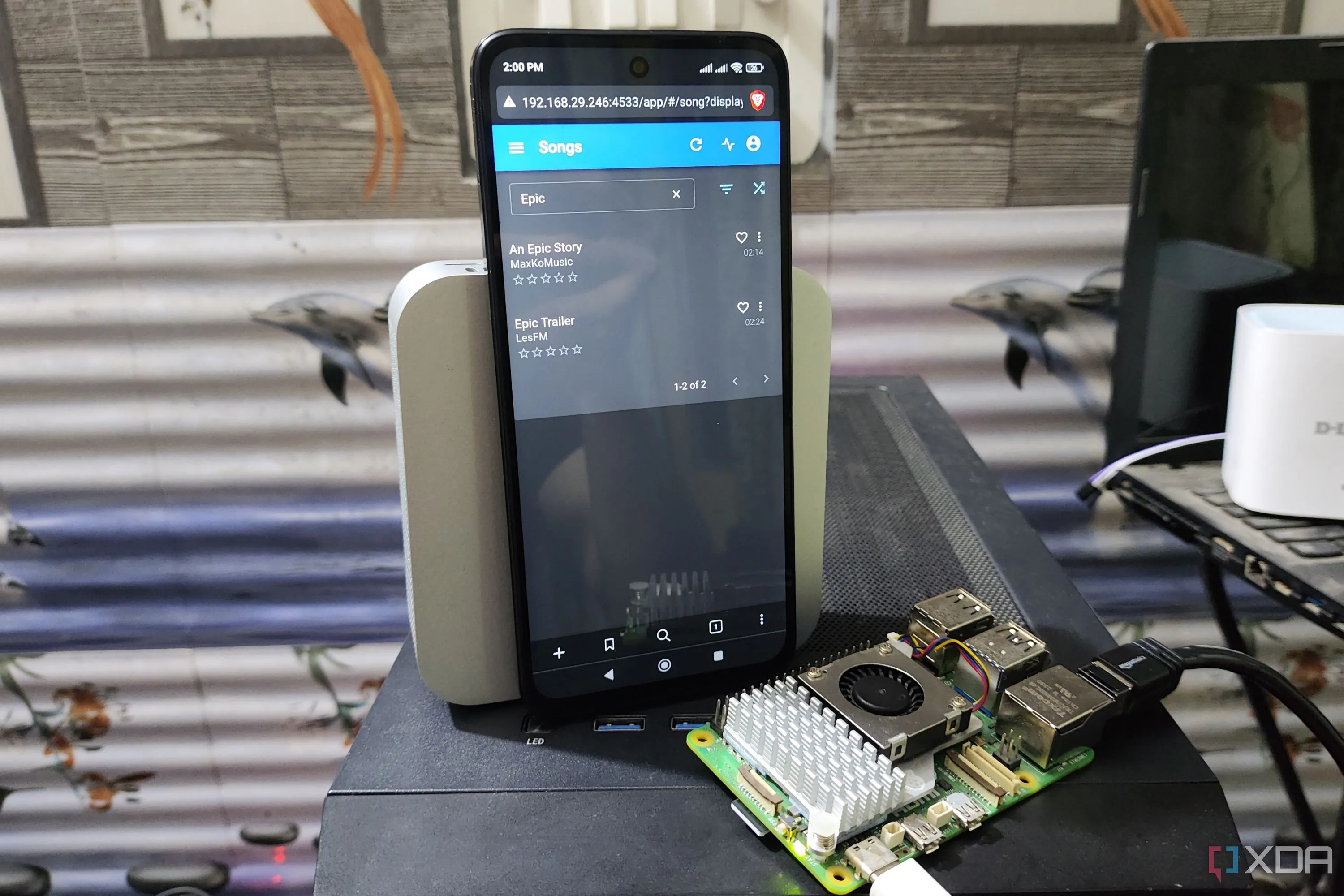 Giao diện web của Navidrome đang chạy trên điện thoại Poco M6 Pro, cùng với một bo mạch Raspberry Pi 5, thể hiện khả năng tự host nhạc