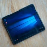 Giao diện Windows 10 trên màn hình Samsung Galaxy Z Fold 5, minh họa khả năng kéo dài sử dụng hệ điều hành khi máy tính Windows 10 hết hỗ trợ.